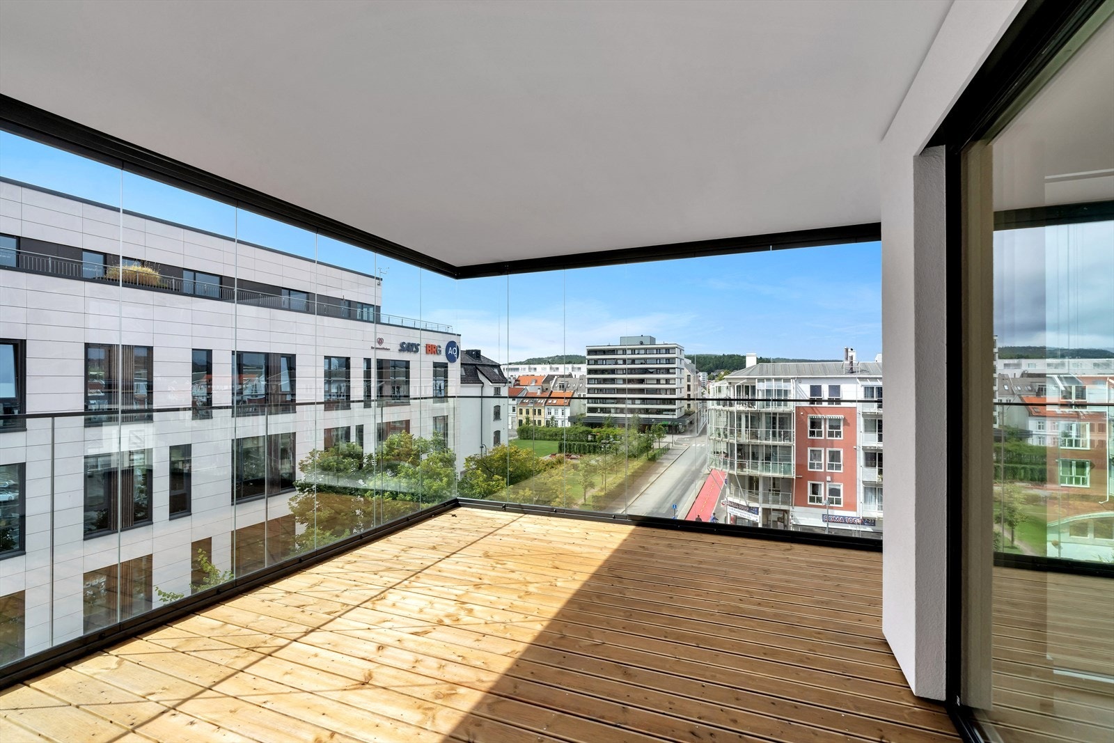 Stor innglasset balkong! Her er det plass til familie og venner. Galleribilde