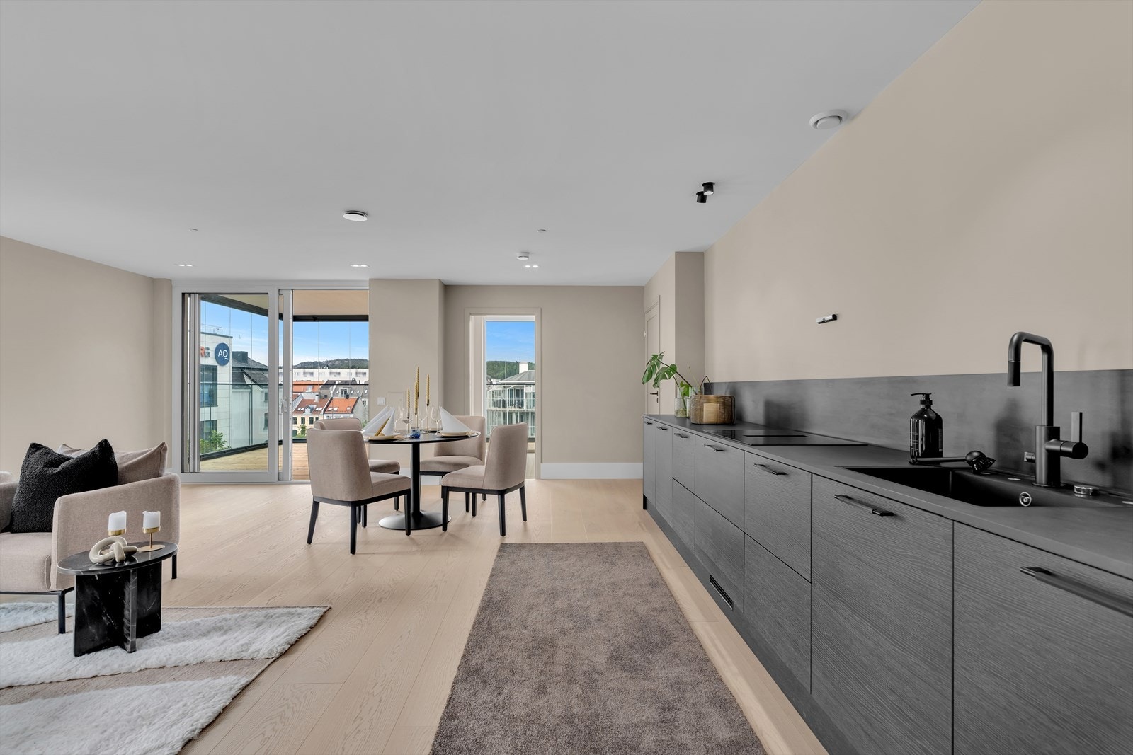 Fra stue/kjøkken er det utgang til innglasset balkong. Perfekt for å nyte lange sommerkvelder. Galleribilde