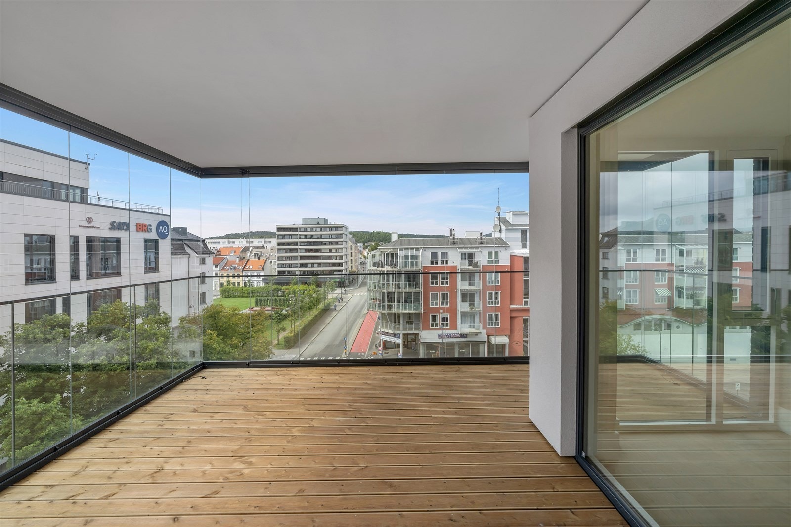 Balkongen har god plass til utemøbler, og blir en forlengelse av stuen på varme dager! Galleribilde