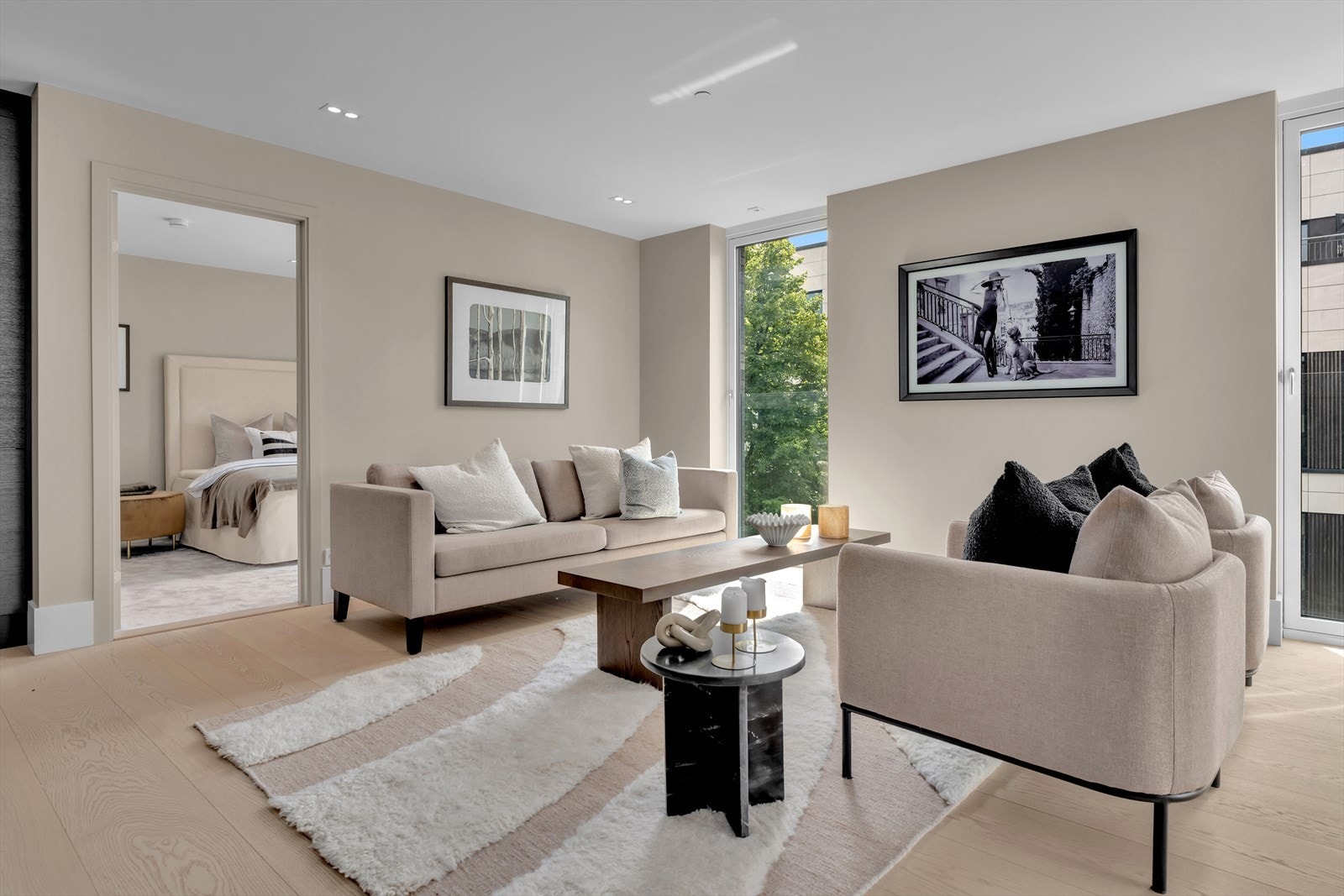 Fra stue er det inngang til ett av soverommene. Galleribilde