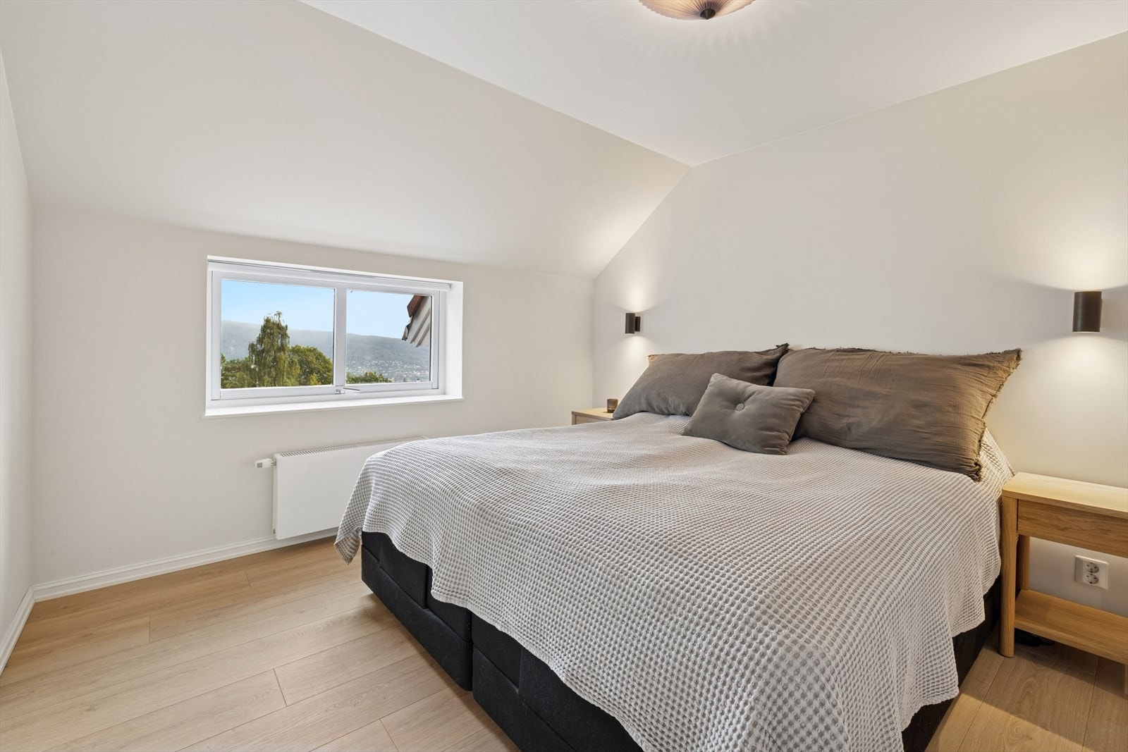 Vannbåren varme via radiatorer i 2.etasje. Galleribilde