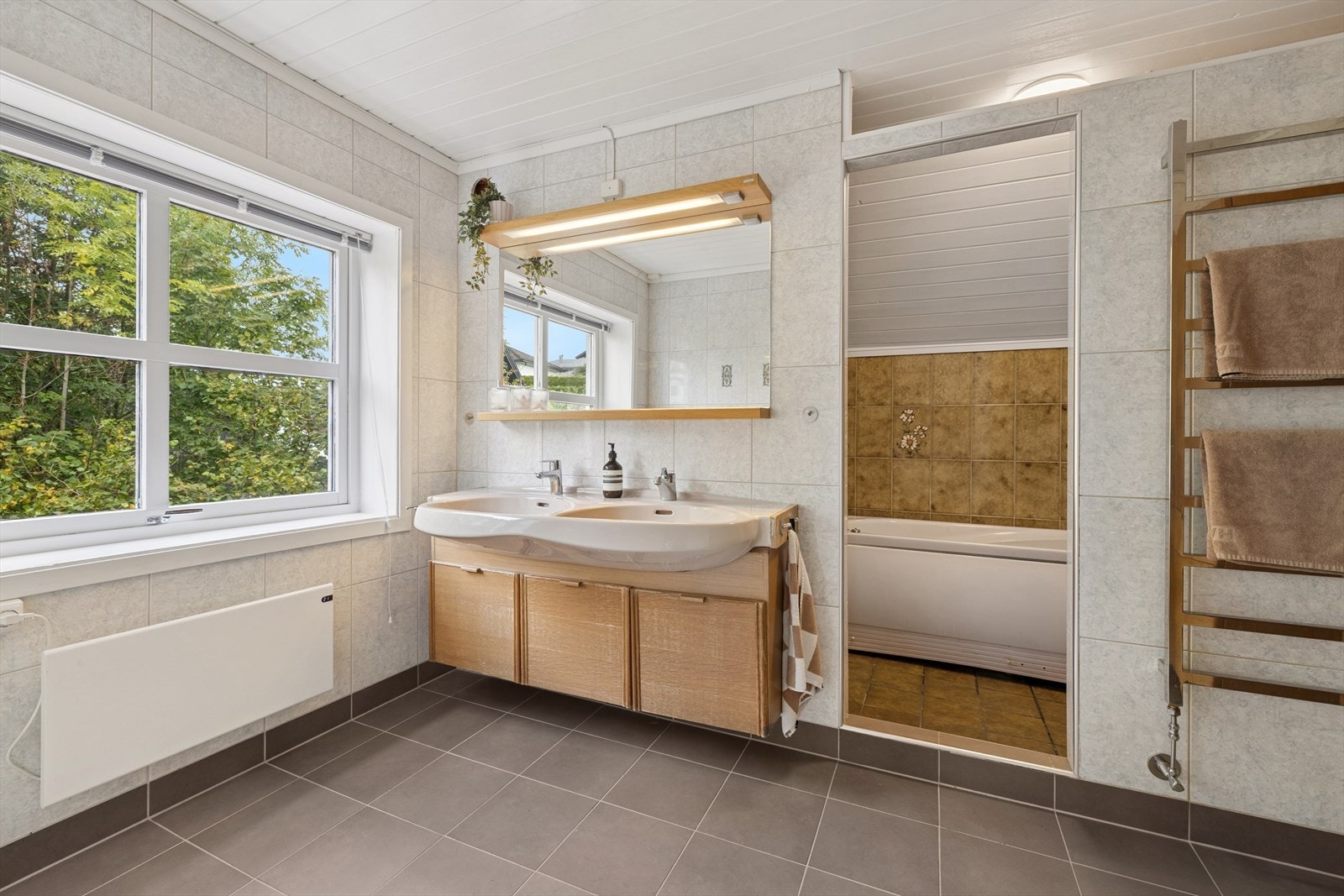 Baderom 2. etasje. Det er klargjort rør fra kjeller til bad om man ønsker å oppgradere badet. Galleribilde