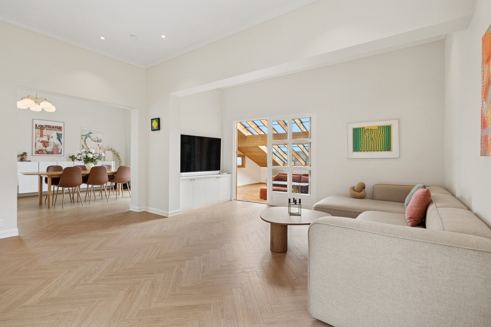 Romslig stue med lekker fiskeben laminat Galleribilde