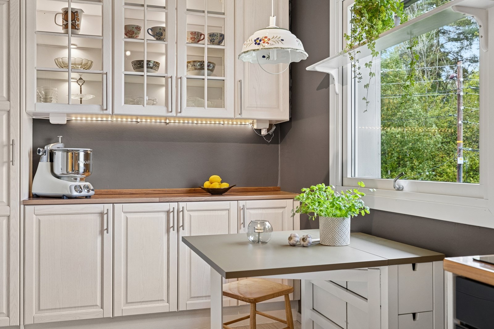 Kjøkkeninnredning fra 2006 med profilerte fronter og laminert benkeplate. Galleribilde