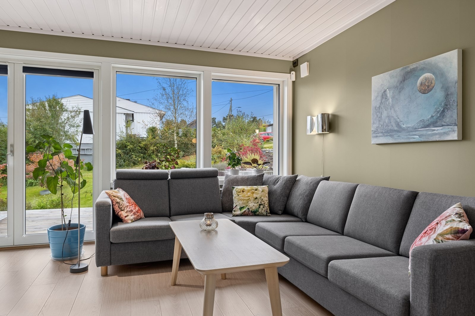 Boligen har en romslig- og lun dagligstue med store glassflater omtrent fra fra gulv til tak som slipper inn rikelig med dagslys. Galleribilde