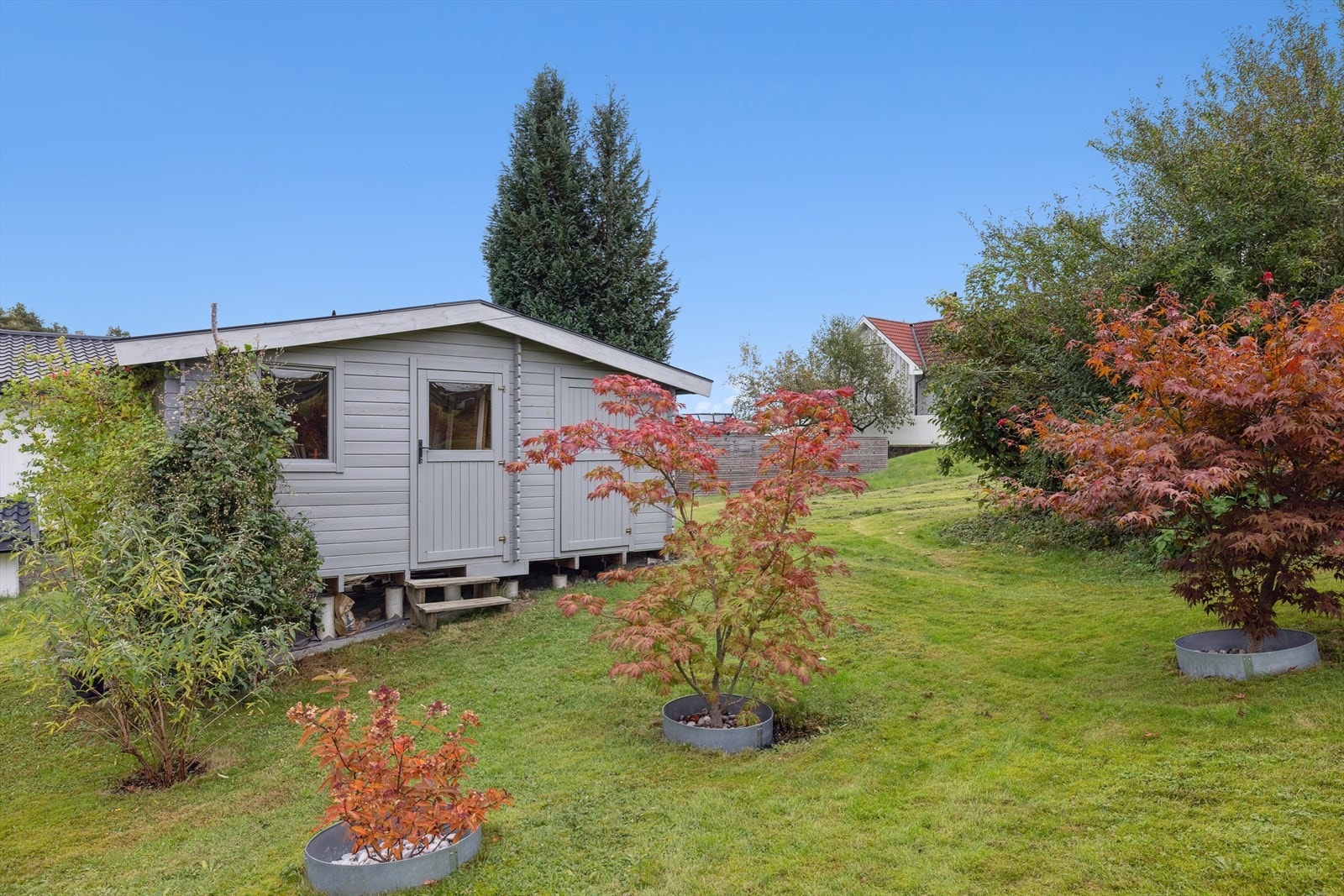 Eiendommen har en velpreparert og fin hage. Galleribilde