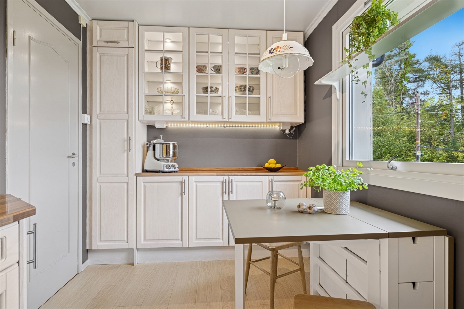 Boligen har et romslig kjøkken med pen innredning og god plass til frokostbord. Galleribilde