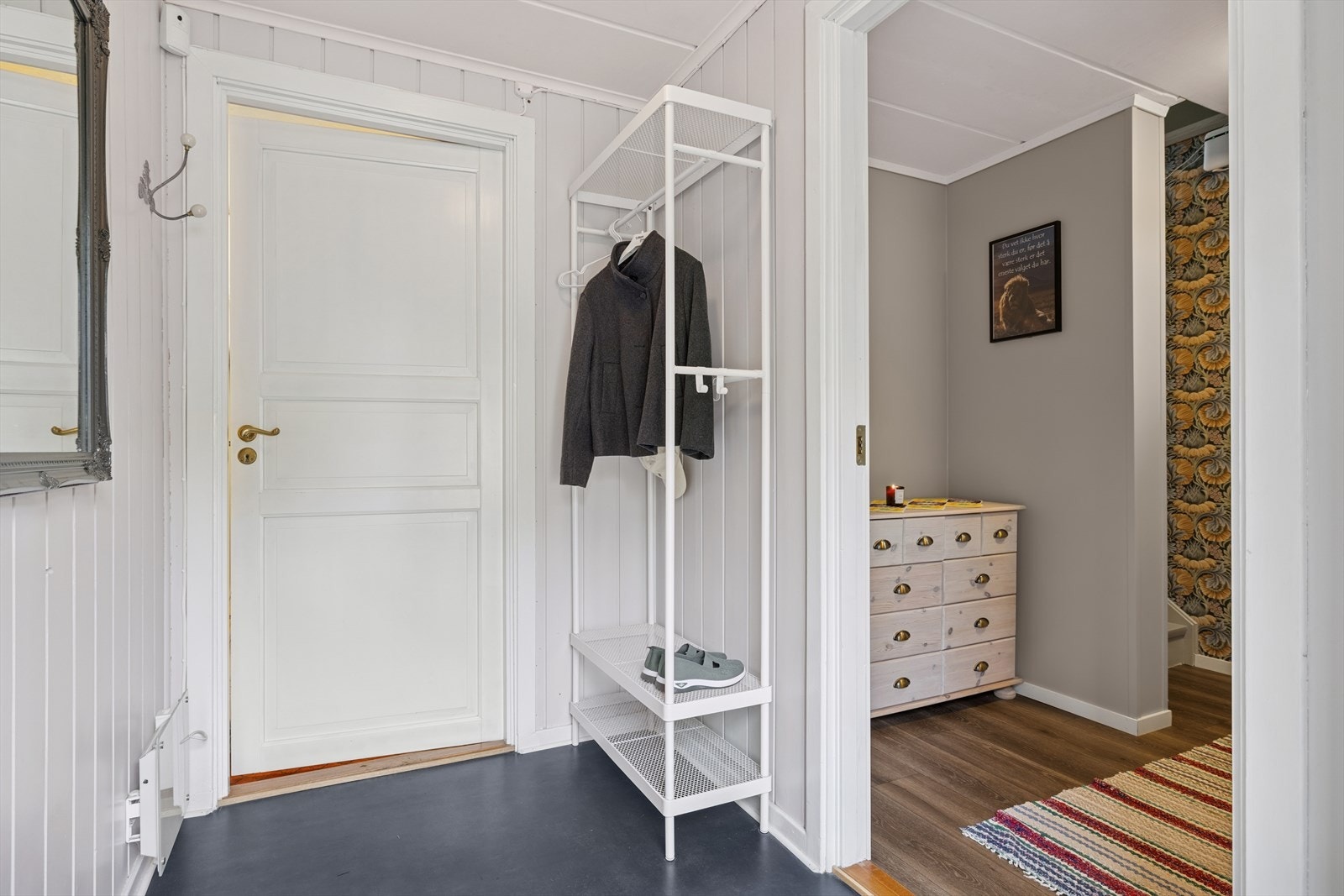 Lysmalt entré med god plass til å henge fra seg yttertøy og parkere sko. Velkommen inn! Galleribilde