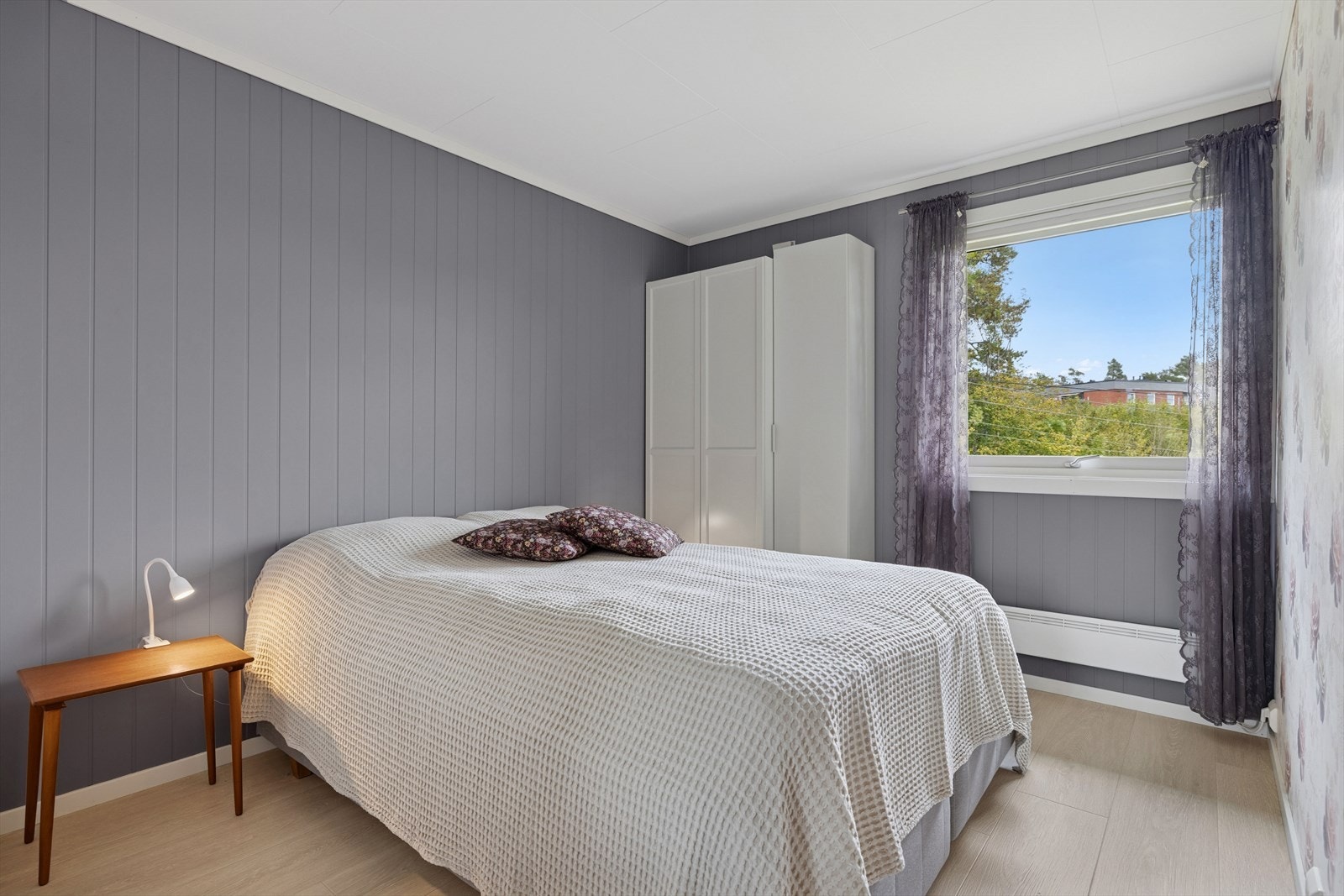 Soverom I har god plass til stor seng og rikelig med garderobeskap. Galleribilde