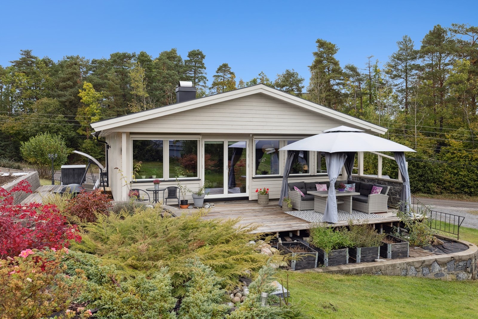 Tomten er ca. 1 305,8 m² og består av steinsatt gårdsrom med velpleid hage med plen, diverse pryd- og nyttebusker/trær. Galleribilde