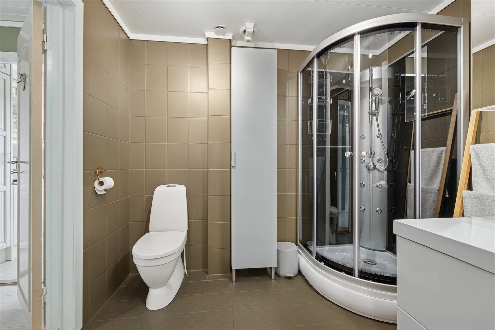 Baderommet har alle forutsetninger for at du skal få en flott start på dagen! Galleribilde