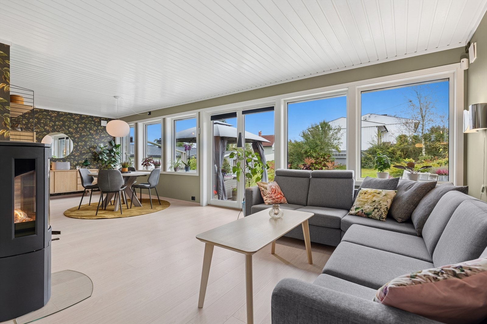 Stuen har moderne- og tidsriktige fargetoner Galleribilde