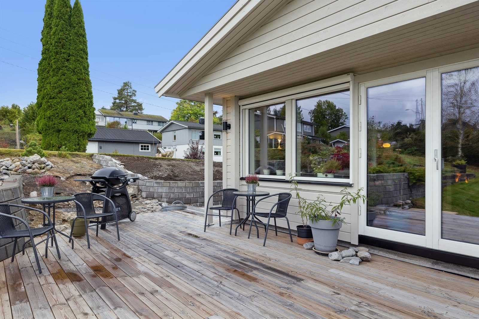 Størrelsen på terrassen gjør at det er enkelt å møblere med blant annet sofakrok, spisebord og grill. Galleribilde