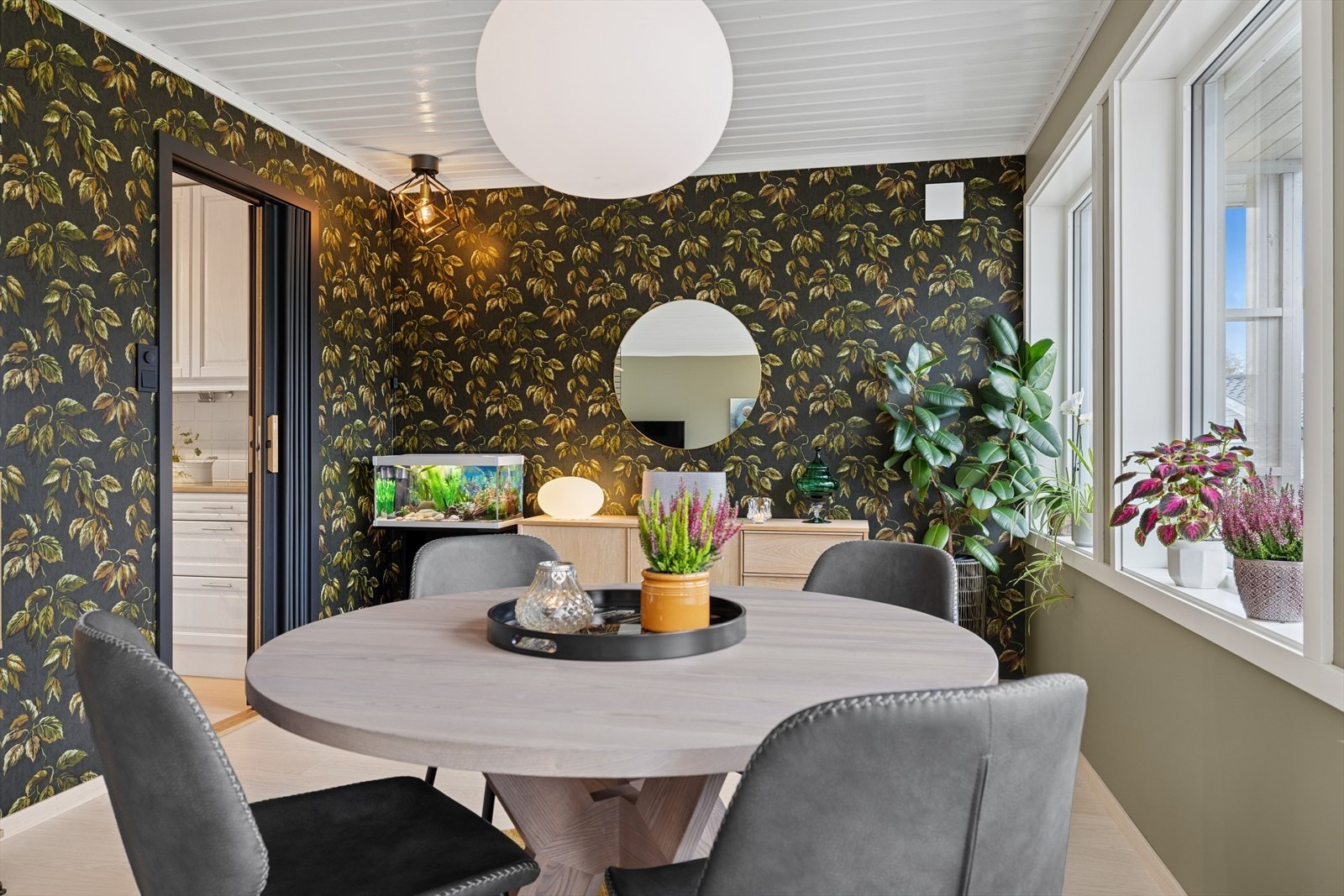 Spisebordet finner sin naturlige plassering ved kjøkkensonen. Galleribilde