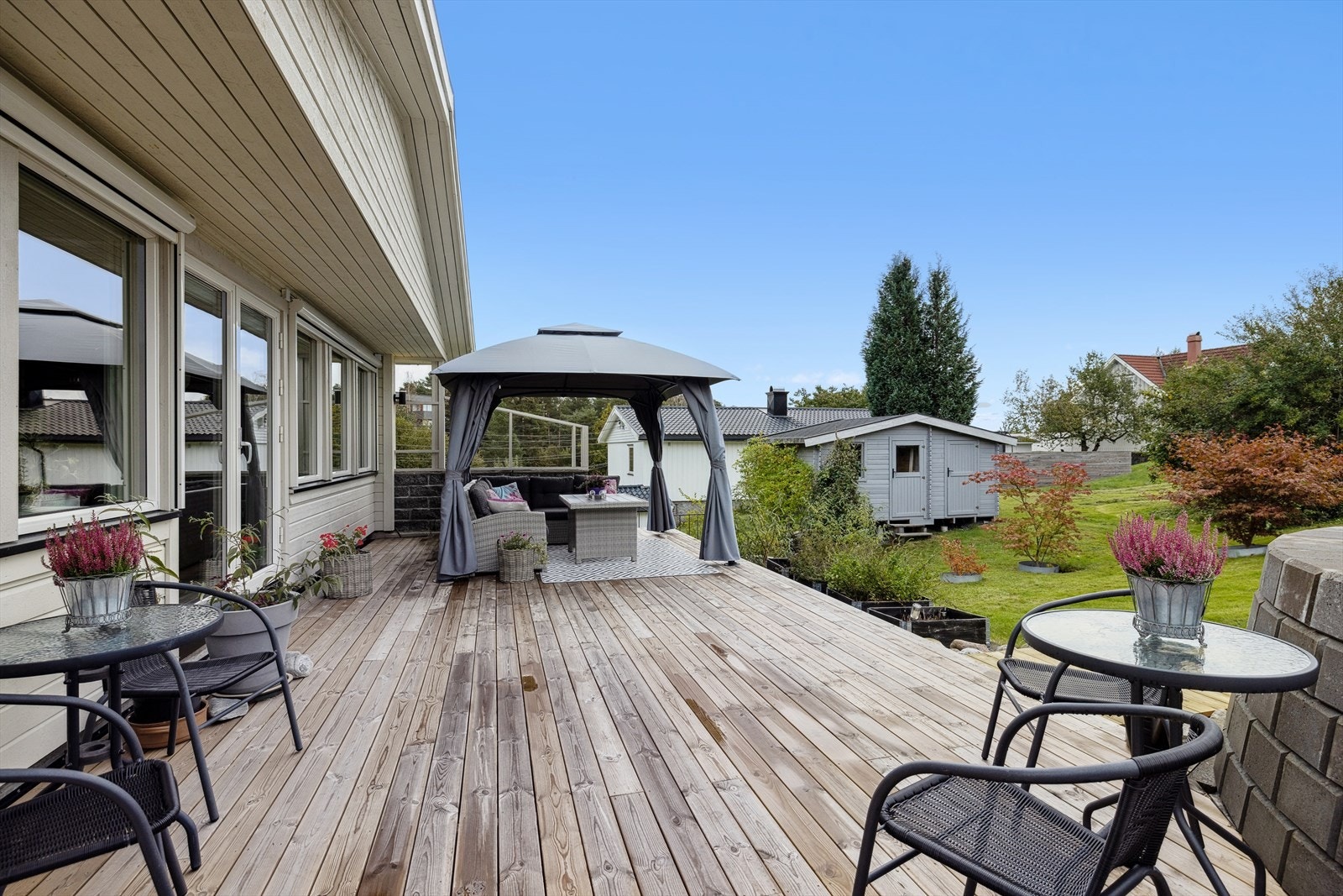 I hagen er det satt opp en bod på ca. 13 m². Galleribilde