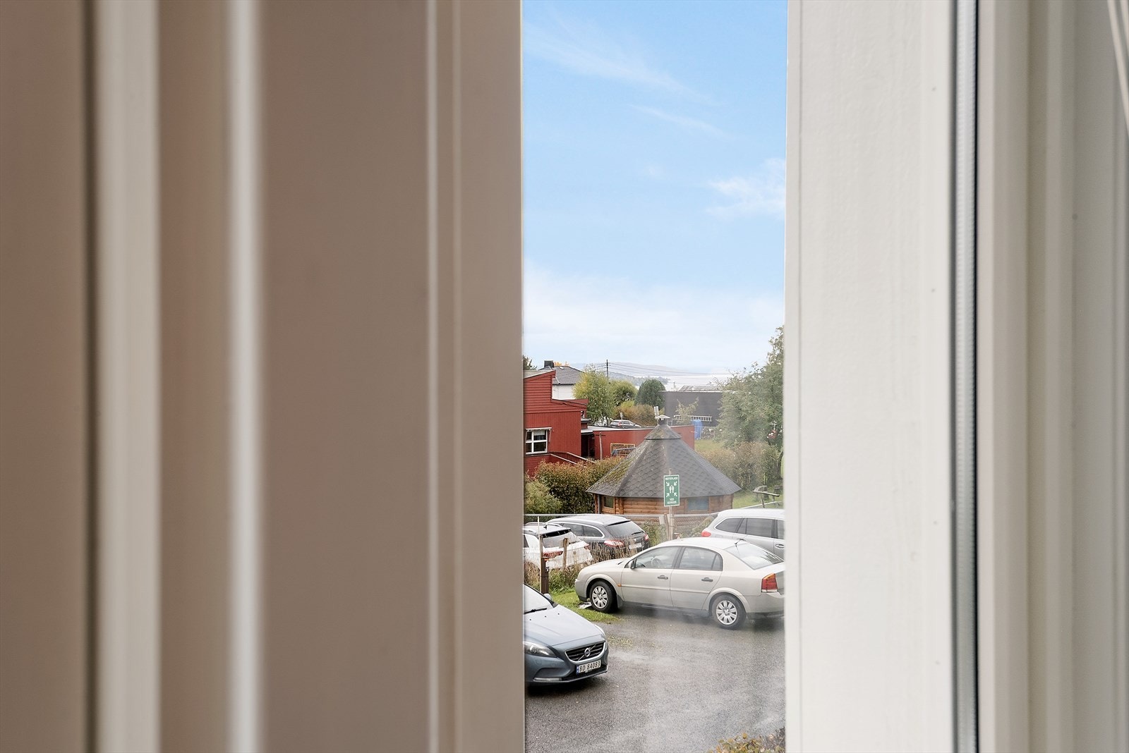 Utsyn mot parkeringsareal og noe utsikt mot Mjøsa. Galleribilde