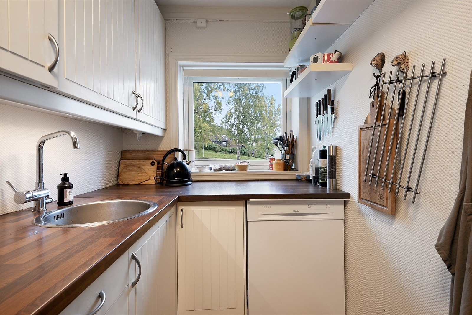 Kjøkken med lys innredning. Galleribilde