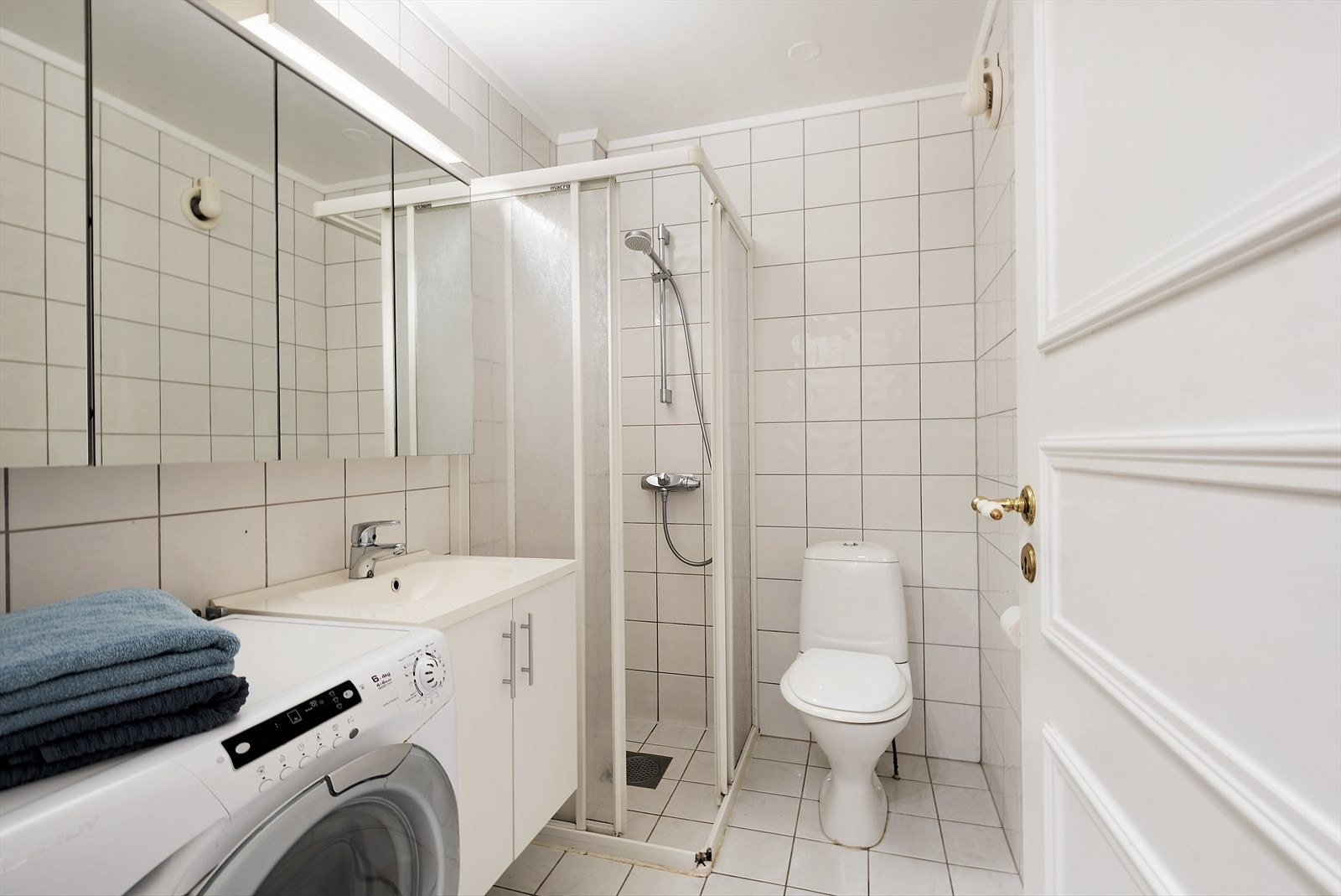 Lyst bad med dusjhjørne. Galleribilde