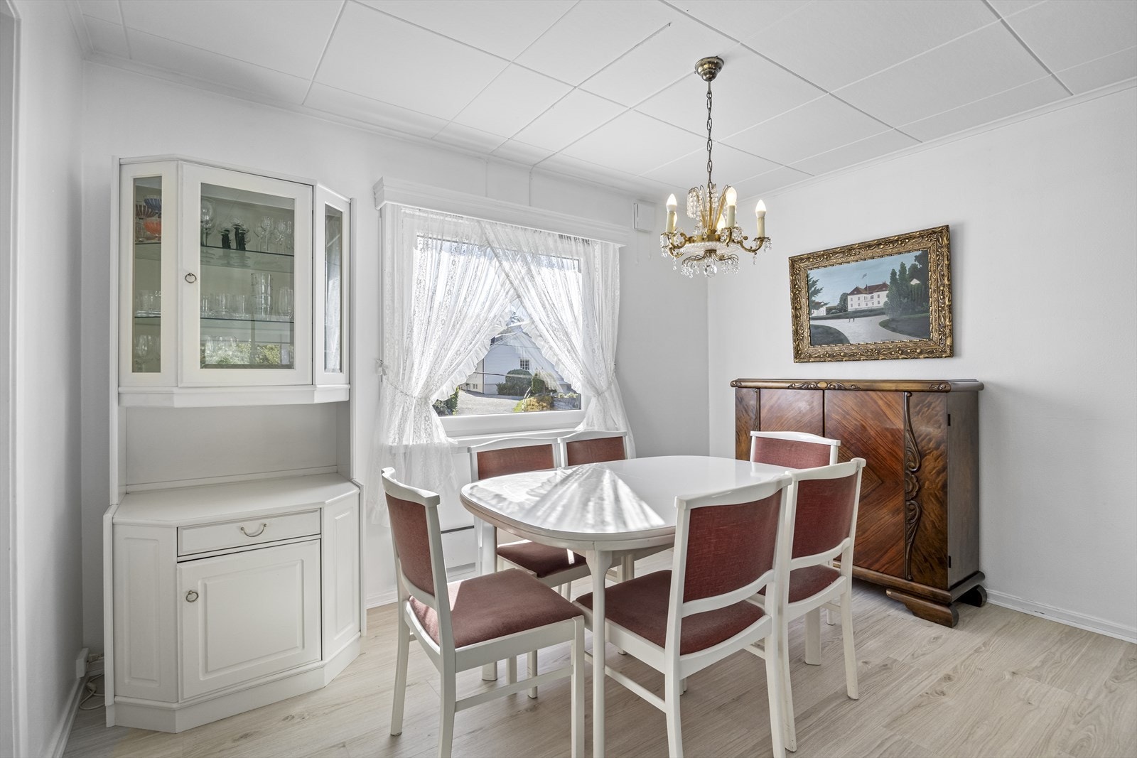 Spisestue mot kjøkken. Galleribilde