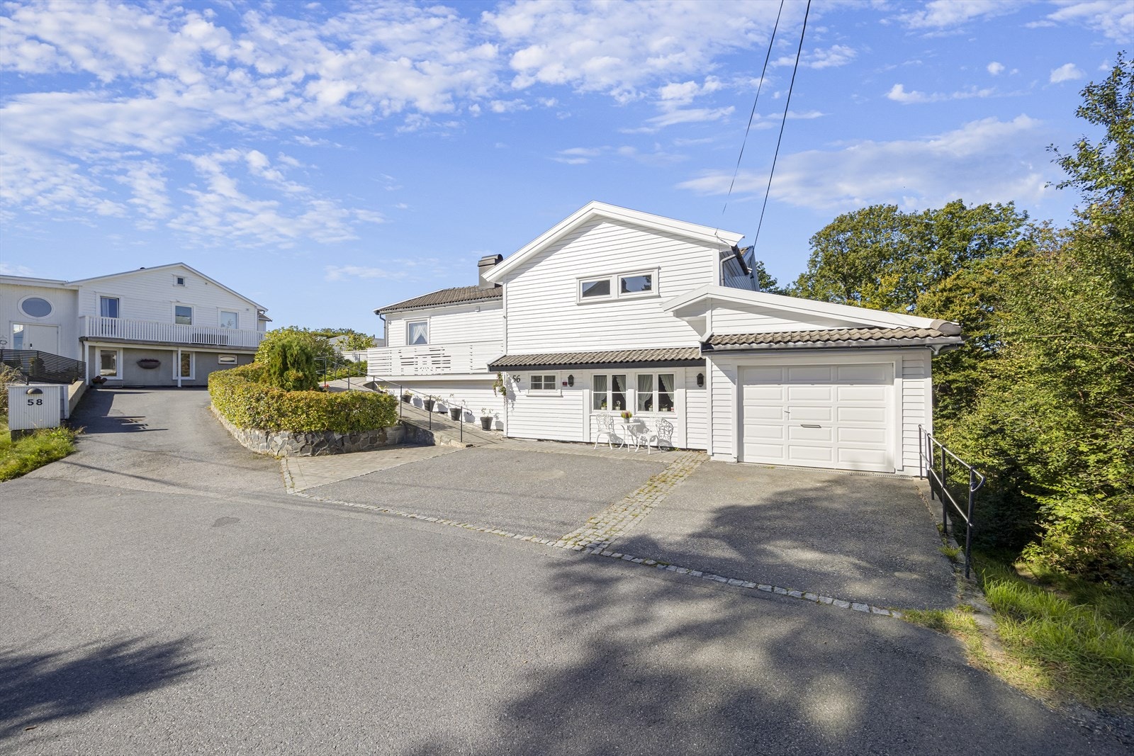 Boligen ligger på en solrik, romslig og lettstelt tomt. Rundt bebyggelsen er det opparbeidet gårdstun med stenheller og trappefri gangvei med natursteinsmur og stenheller hvor det også er lagt varmekabler samt sydvendt terrasse. Galleribilde