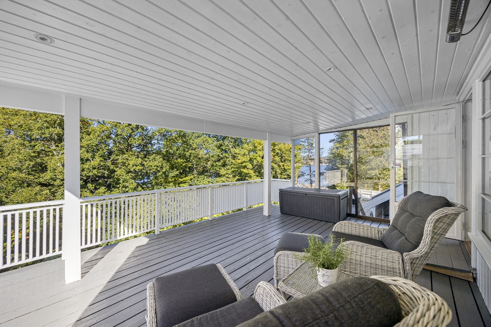 Stor, overbygget og usjenert terrasse mot vest. Galleribilde