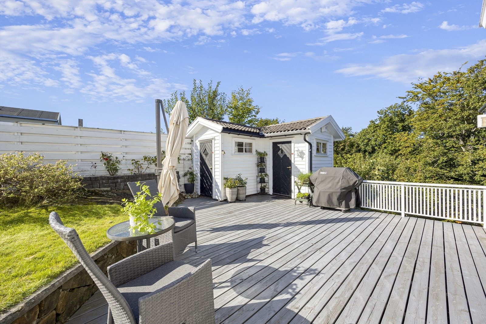 Solrik, skjermet, vestvendt platting med hage- og redskapsbod. Galleribilde