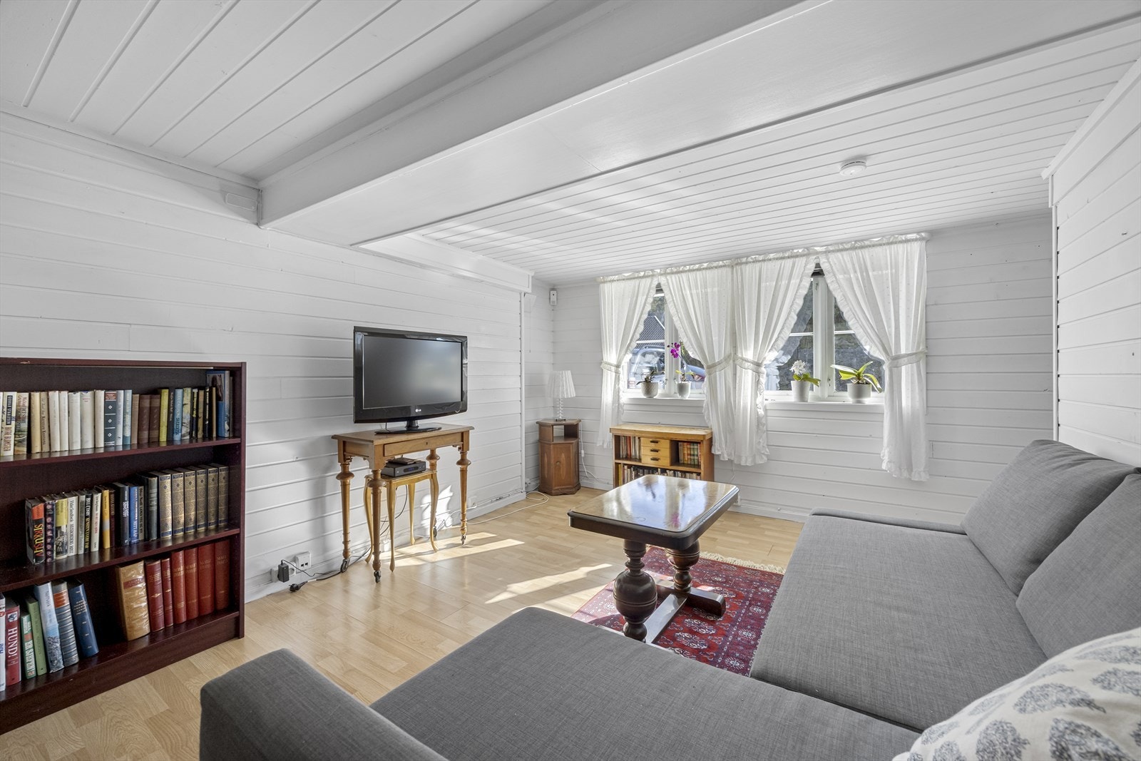 Underetasjen består av gang, kjellerrom og vaskerom. I tillegg er deler av underetasjen tidvis tidligere blitt benyttet som hybel (ikke søkt bruksendret fra tidligere kjeller og garasje). Galleribilde