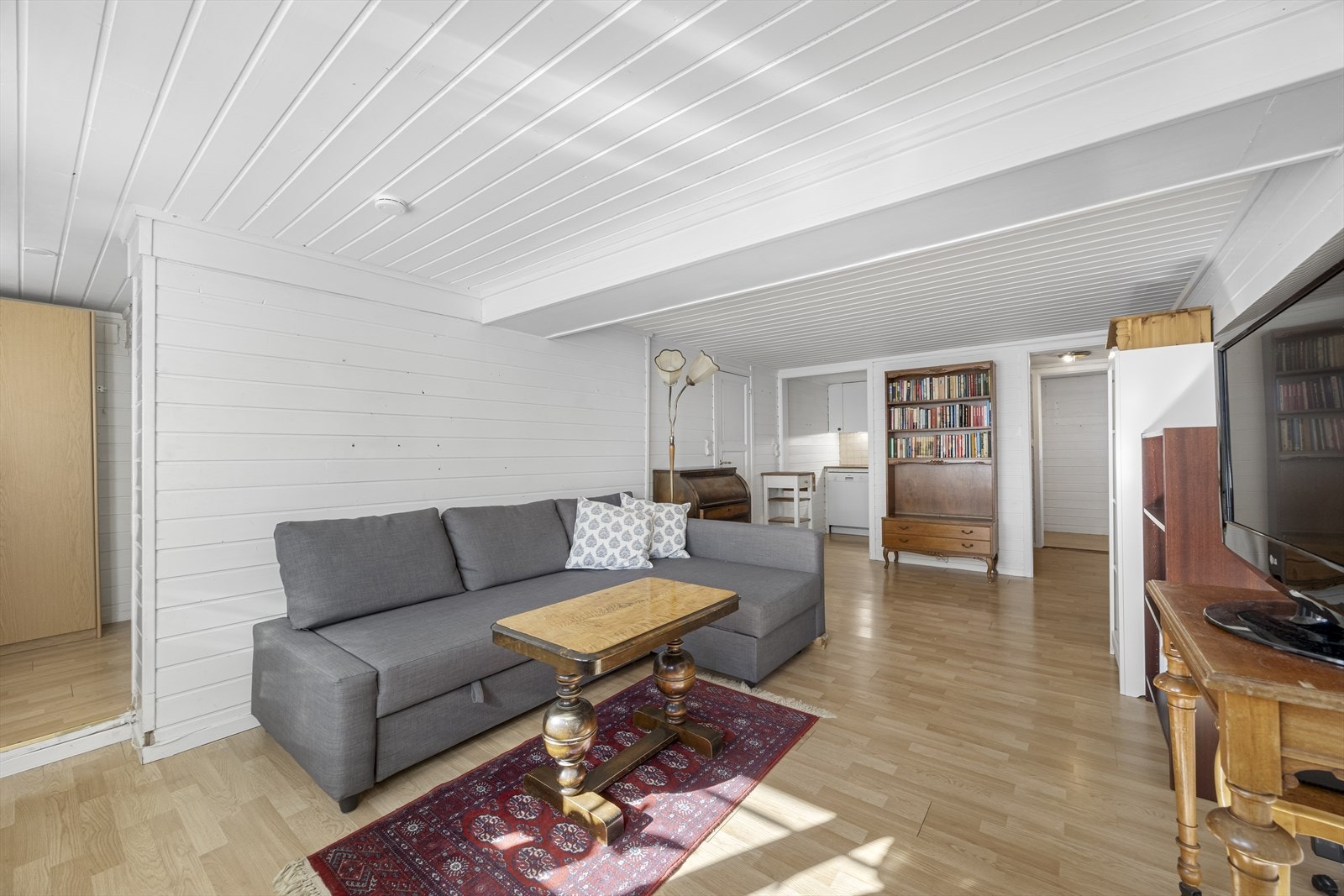 Tidligere garasje benyttet som stue med kjøkkenkrok, alkove og bad/wc Galleribilde