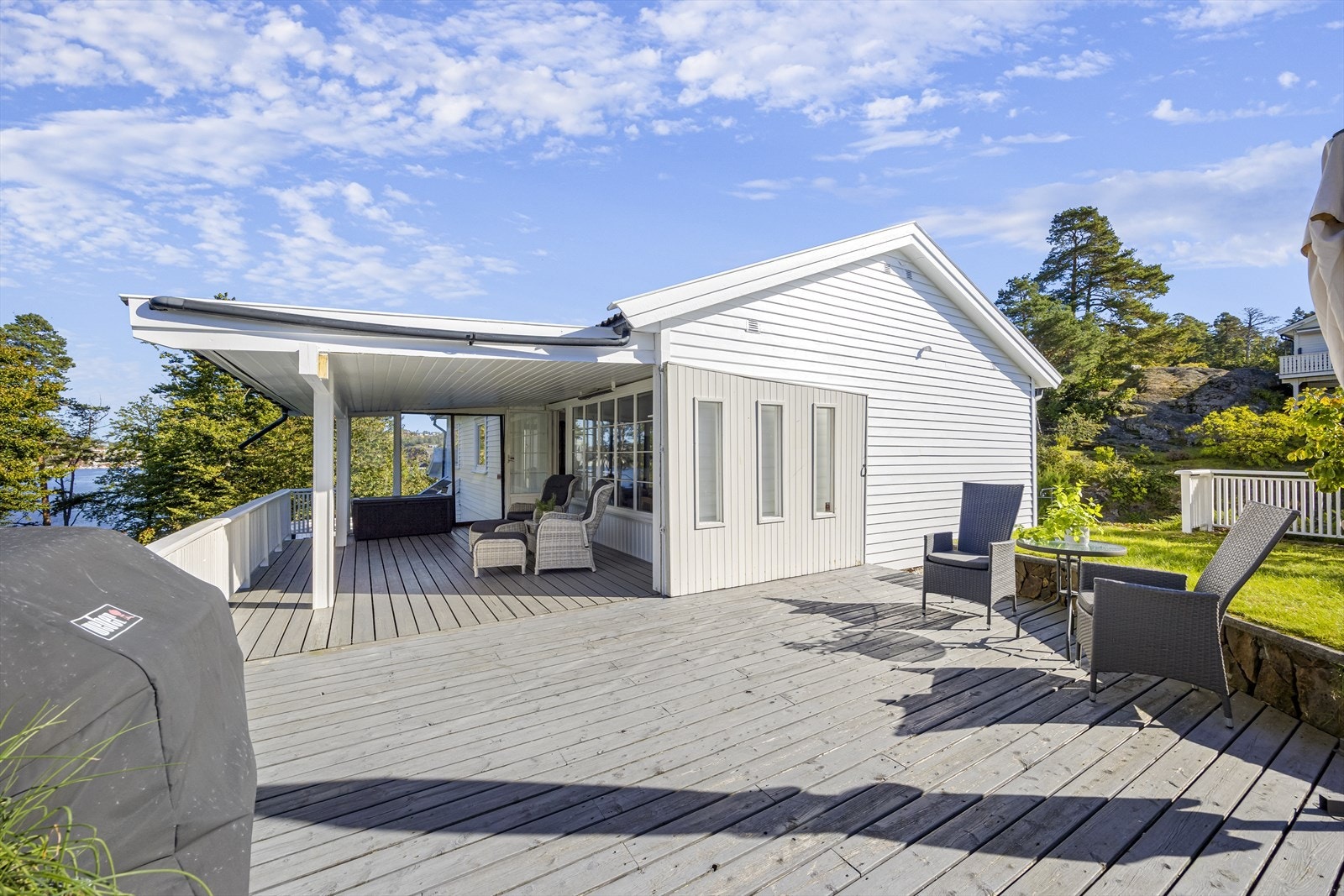 Lettstelt tomt som er pent opparbeidet med store terrasser over flere nivåer mot vest og nord, sydvendt terrasse ved inngangsparti, samt skjermet vestvendt platting mot vest. Galleribilde