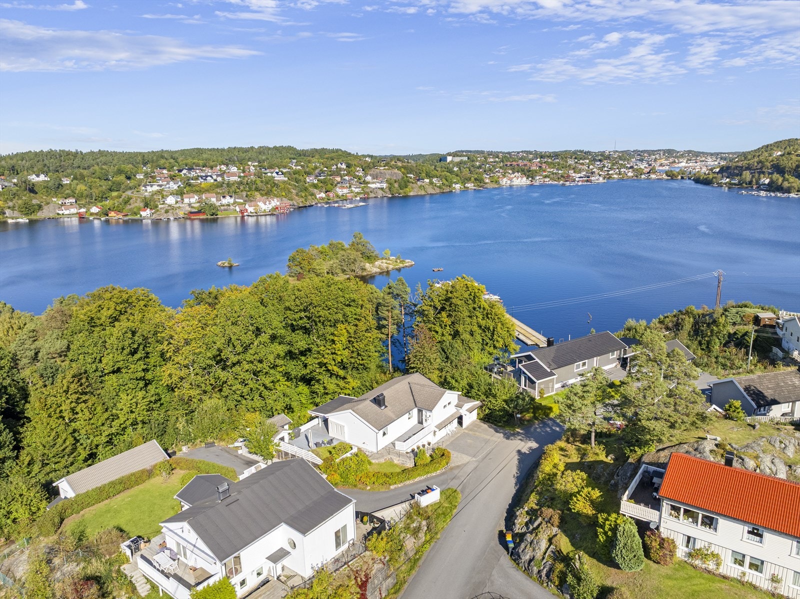 Hisøy / Tangen - Innholdsrik enebolig - Vestvendt og solrikt - Usjenert endetomt - Garasje. Fotograf: Hallvard Rimereit. Galleribilde