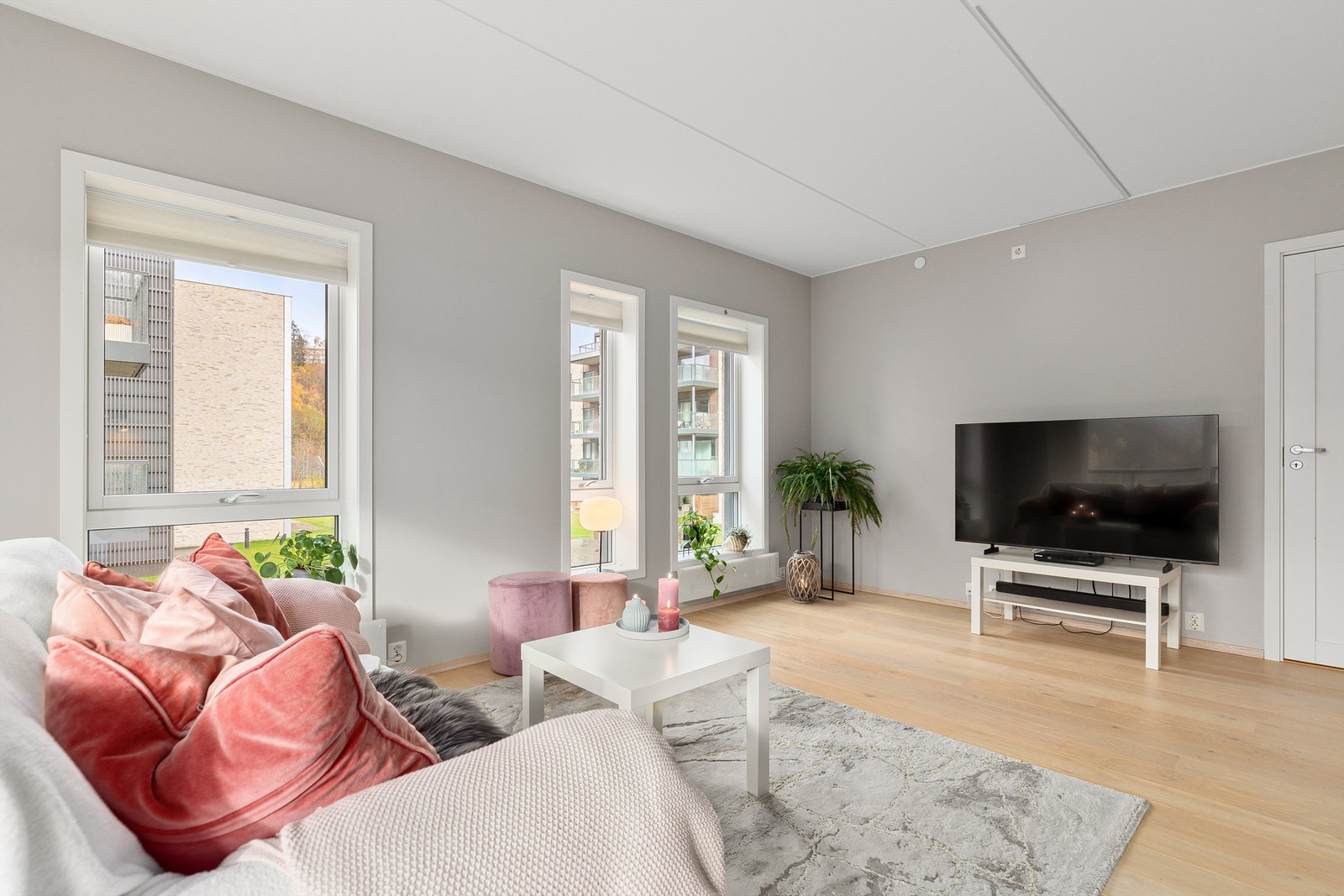 God plass til sofagruppe i stuen Galleribilde