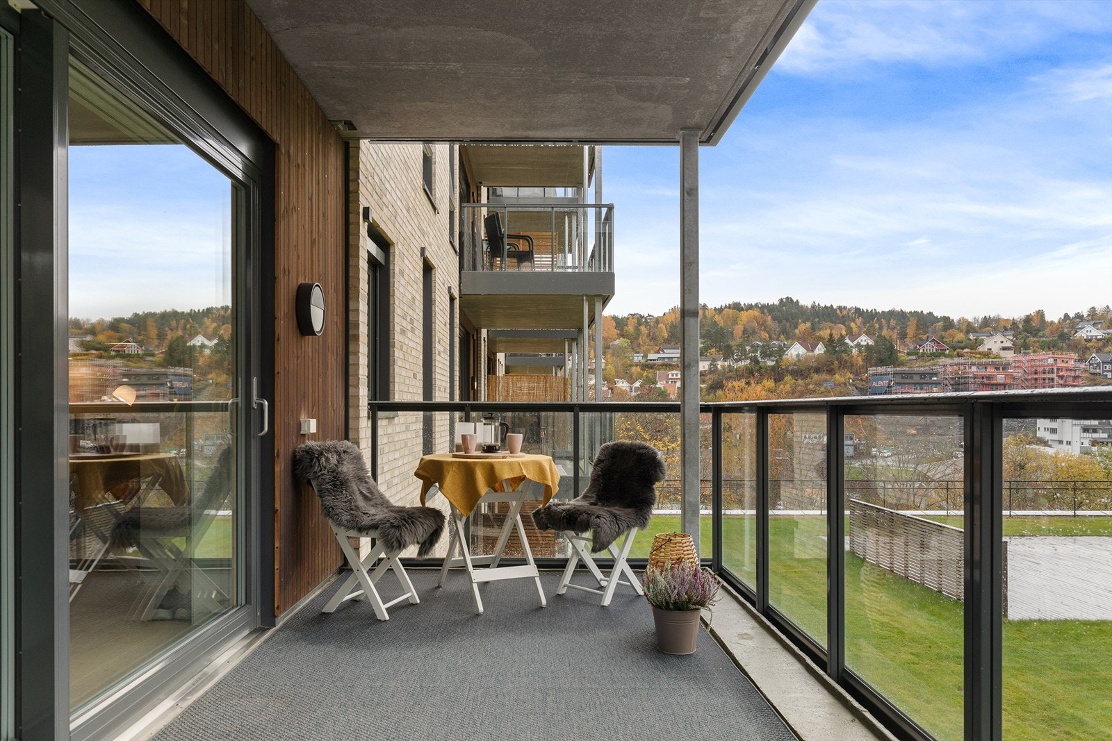 Flott balkong utenfor stuen - Selgers høstbilde Galleribilde