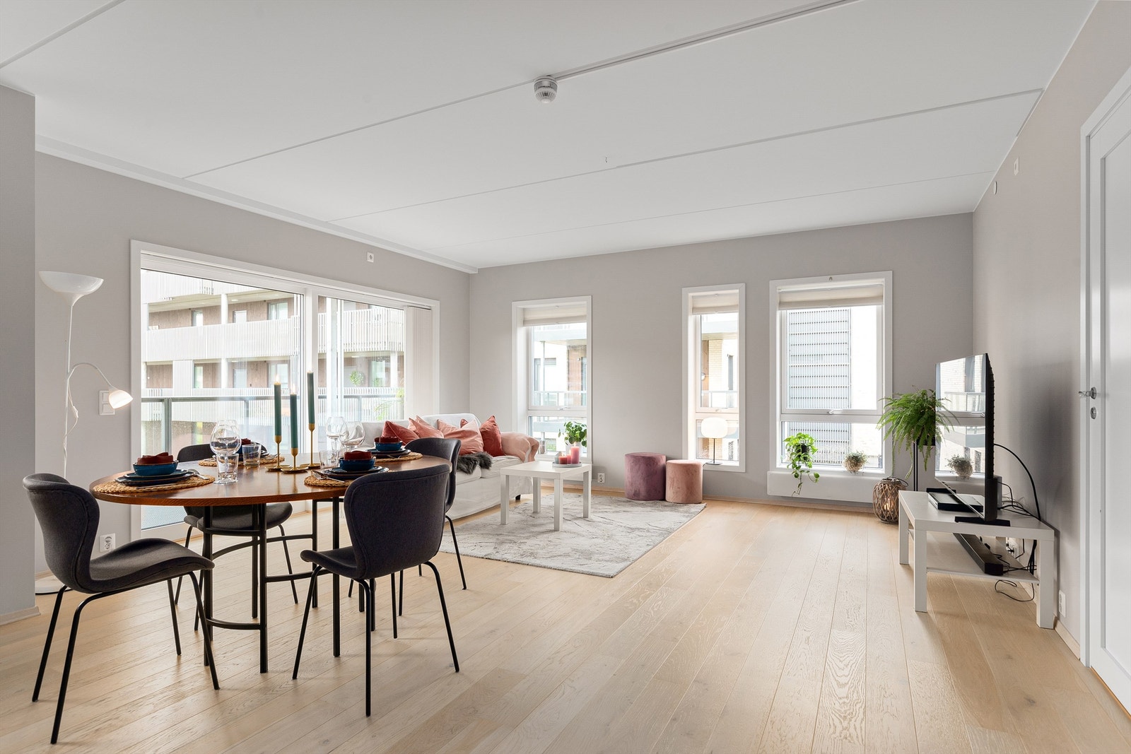 Lys og pen stue med utgang til balkong Galleribilde