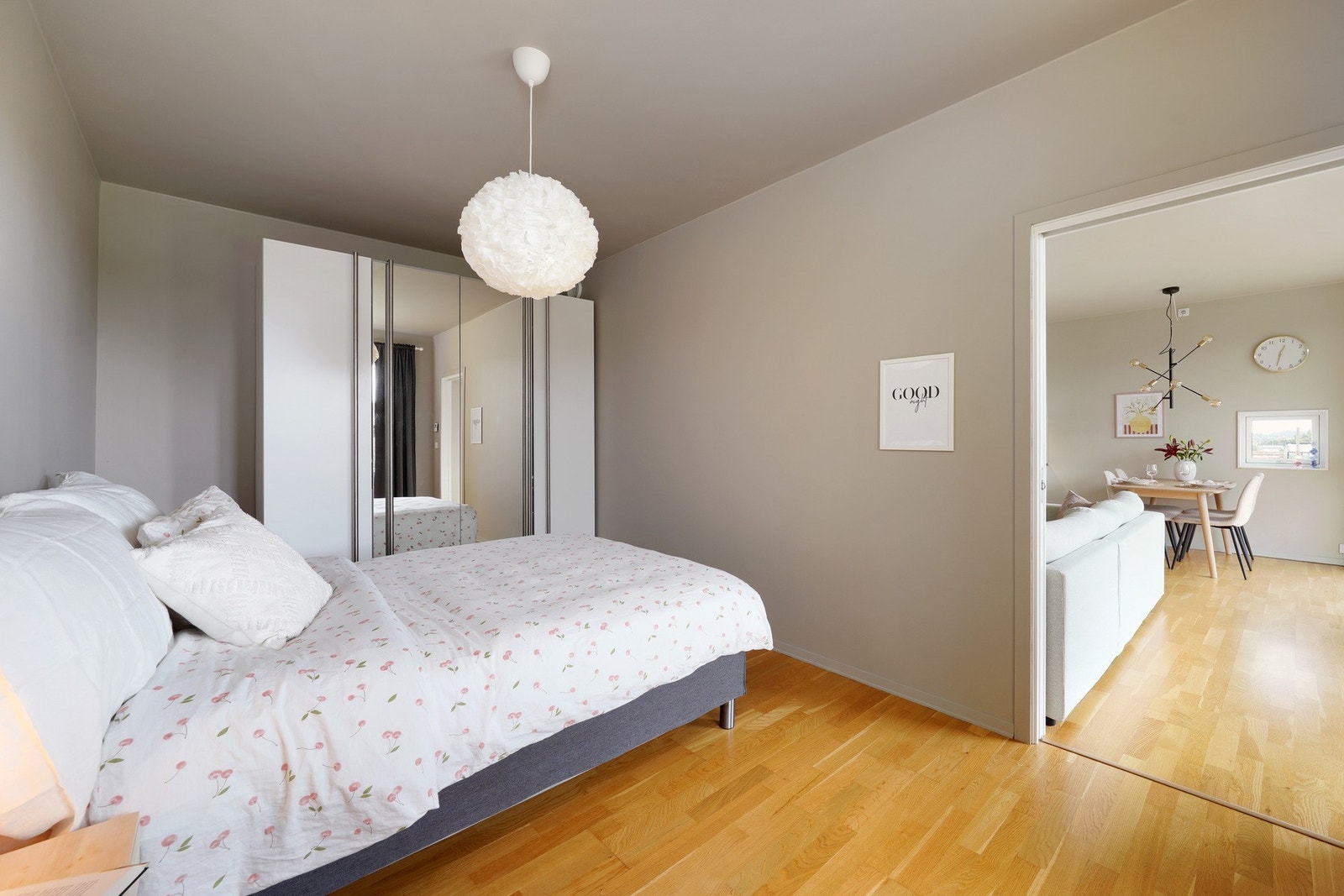 Hovedsoverom har god skapplass Galleribilde