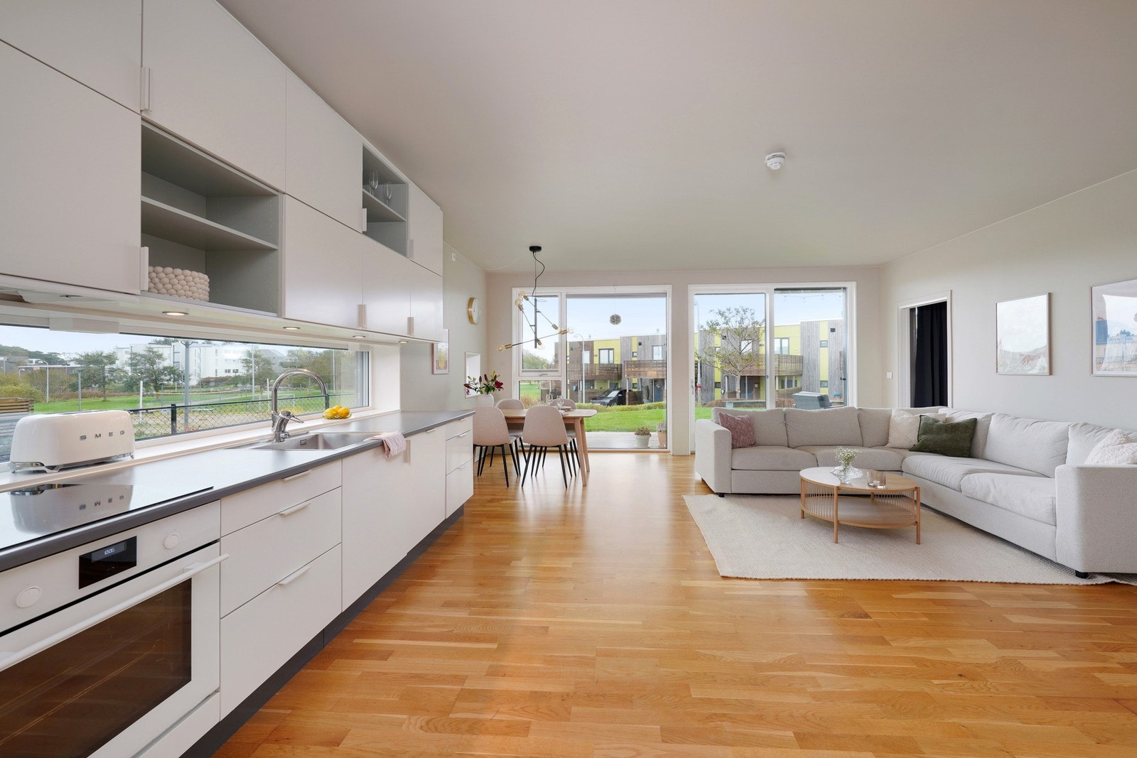 Det er parkett på gulv og store vindusflater som gir godt med naturlig lys Galleribilde