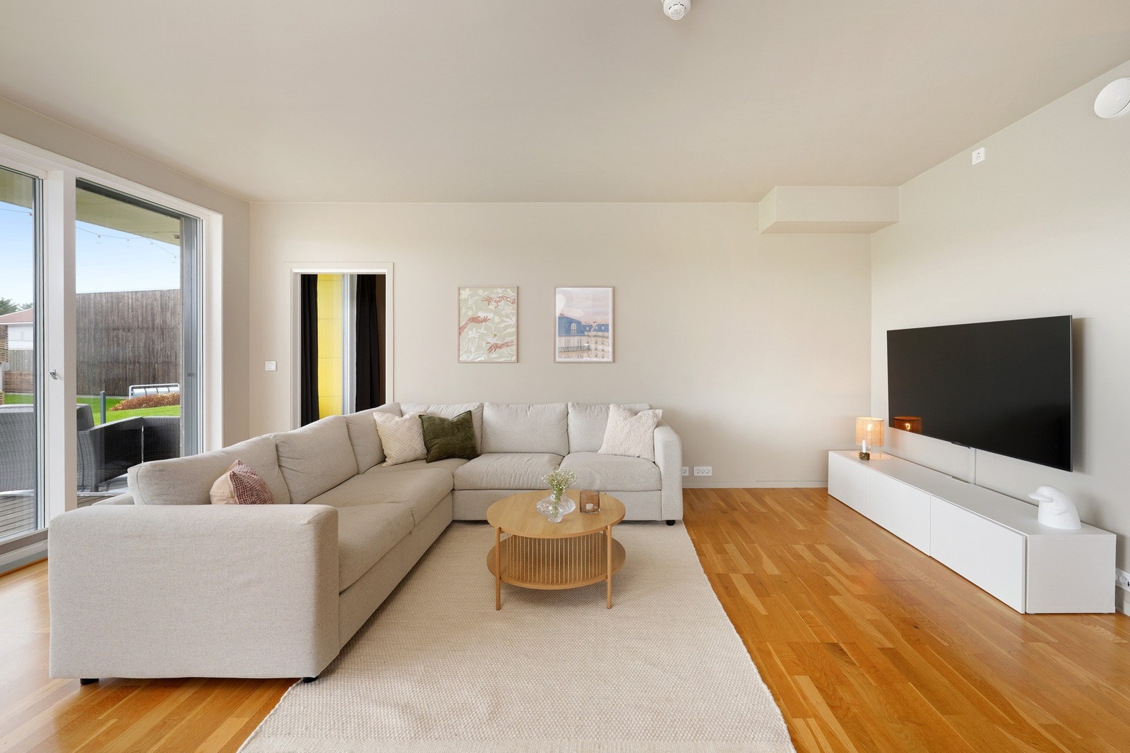 I stuen og soverom er det målt takhøyde på hele 2,70m. Takhøyden bidrar til en luftig følelse Galleribilde