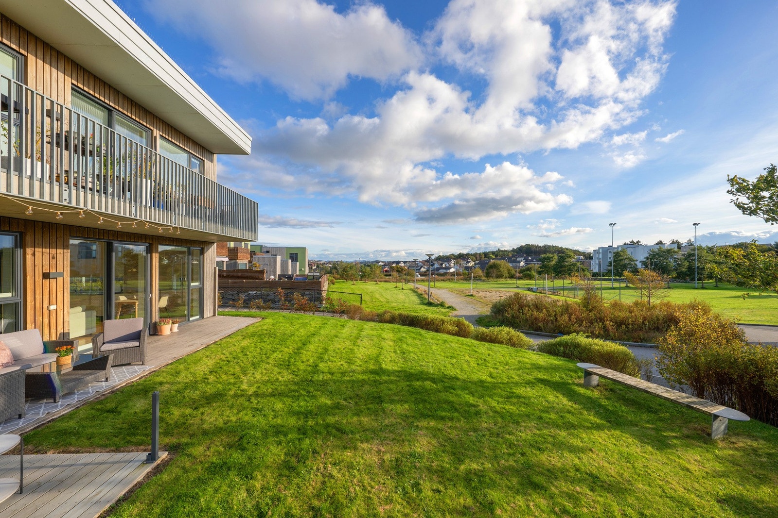 Hage og terrasse med gode solforhold Galleribilde