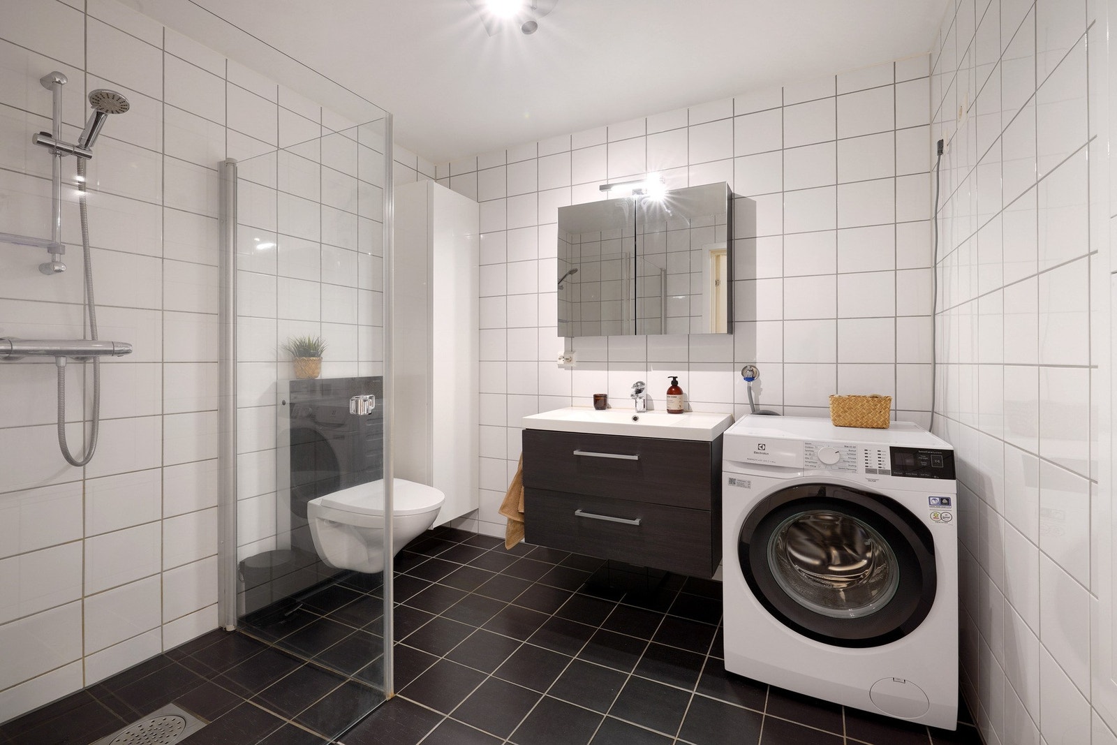 Badet er helfliset med varme i gulv, med opplegg for vaskemaskin Galleribilde