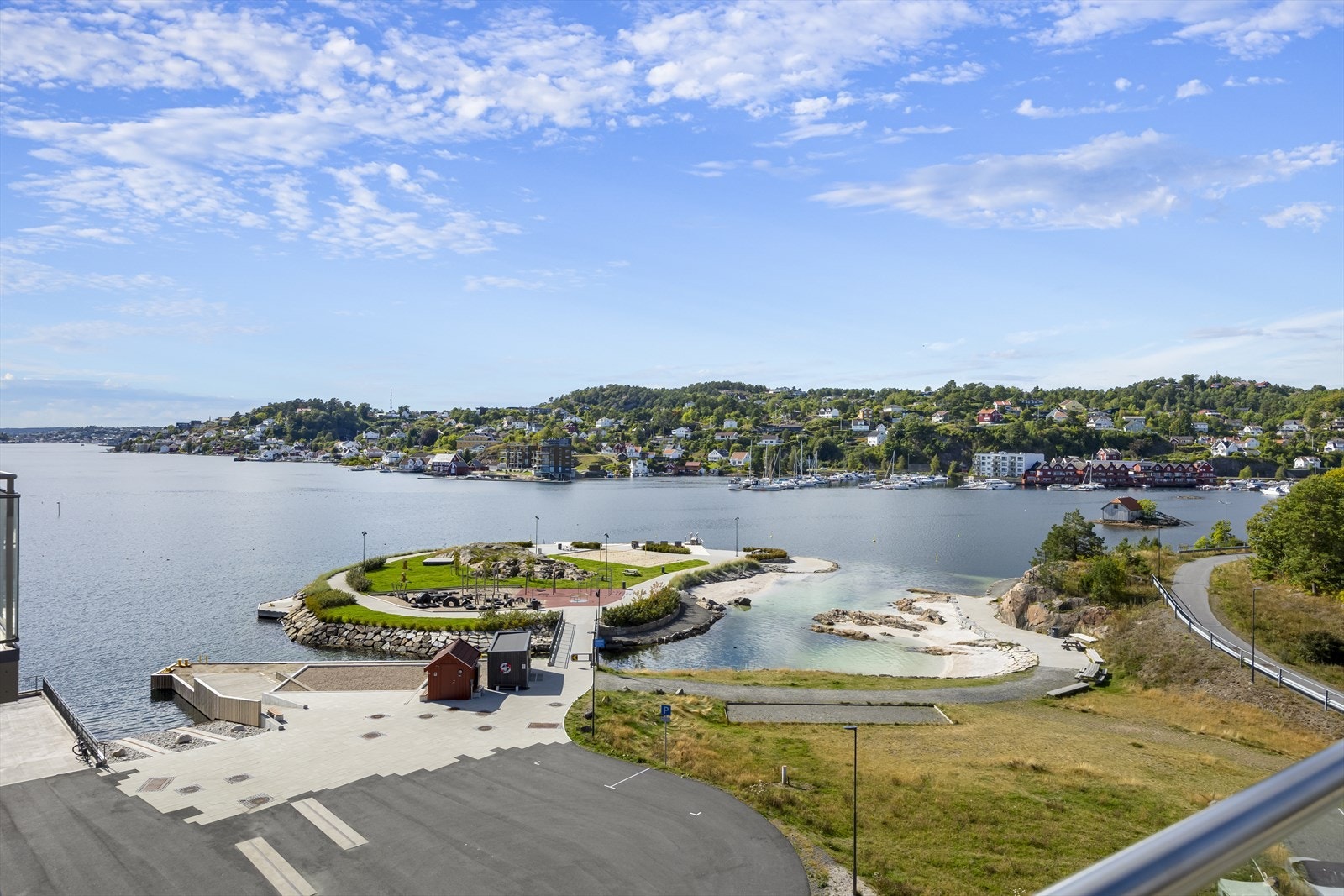 Leiligheten ligger i øverste etasje, er gjennomgående mot vest, med balkong på 2 sider og optimale sol- og utsiktsforhold. Panoramautsikt over Tromøysund og innseilingen til Arendal, "Lillepollen", Songebukta og Løkholmen. Fotograf: Hallvard Rimereit. Galleribilde