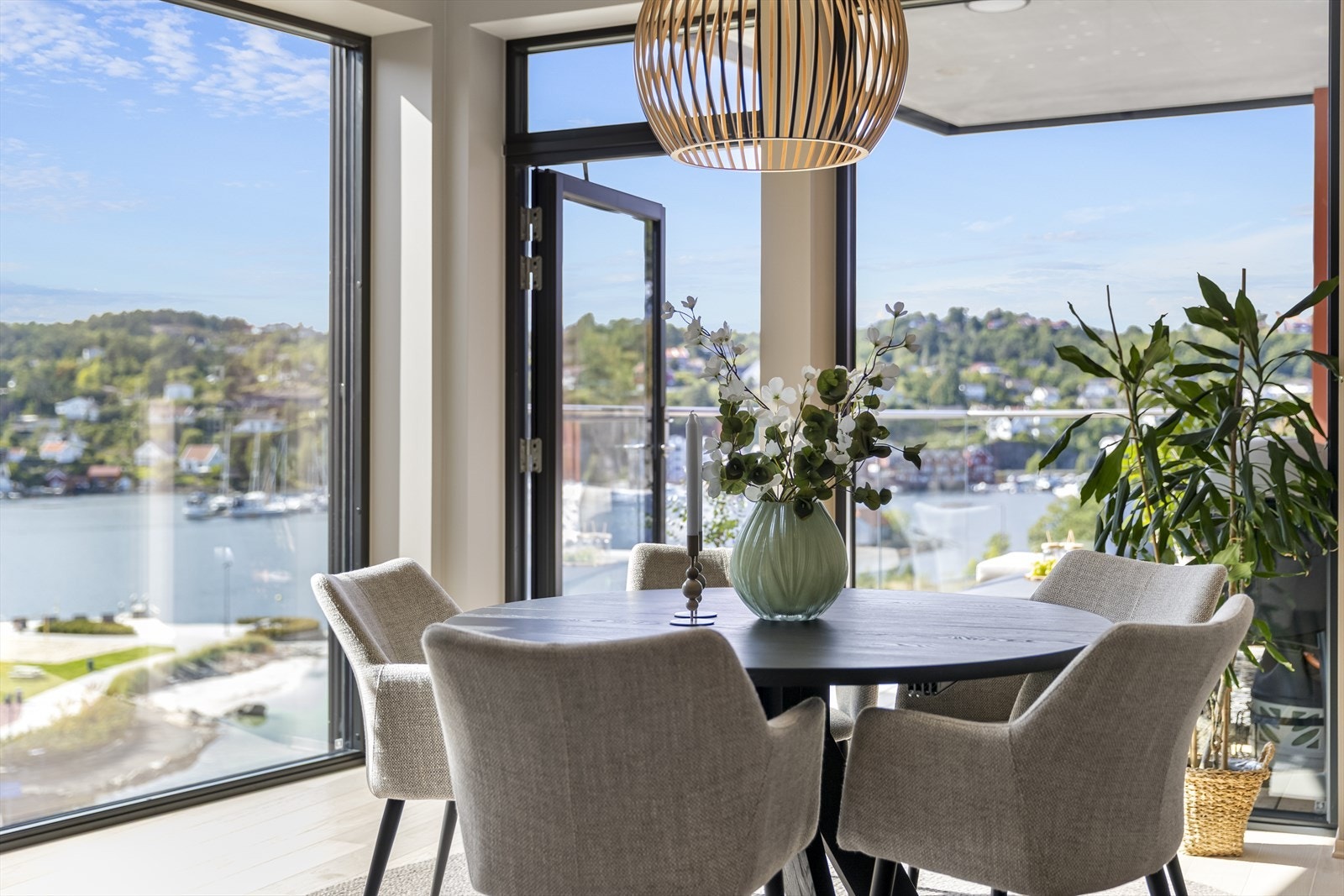 Kjøkket har god takhøyde, god spiseplass og store utsiktsvinduer med direkte utgang til romslig balkong mot "Løkholmen". Galleribilde