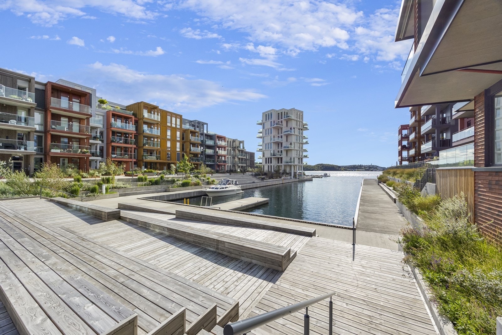 Tomten er fellestomt og fellesareal som har meget flott opparbeidelse med betong, kaianlegg, fliser, bed og parkmessig beplantning samt lekeplasser og friareal. Galleribilde