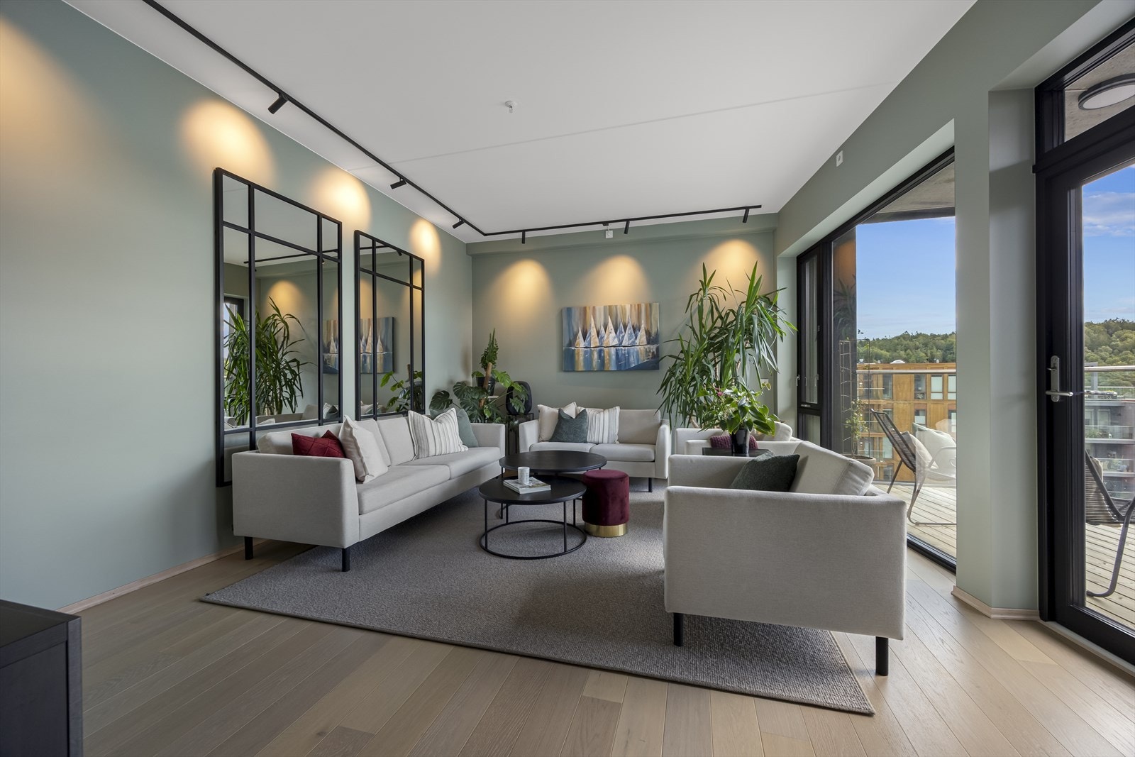 Separat stue med ekstra takhøyde og egen terrasse mot sydvest. Galleribilde