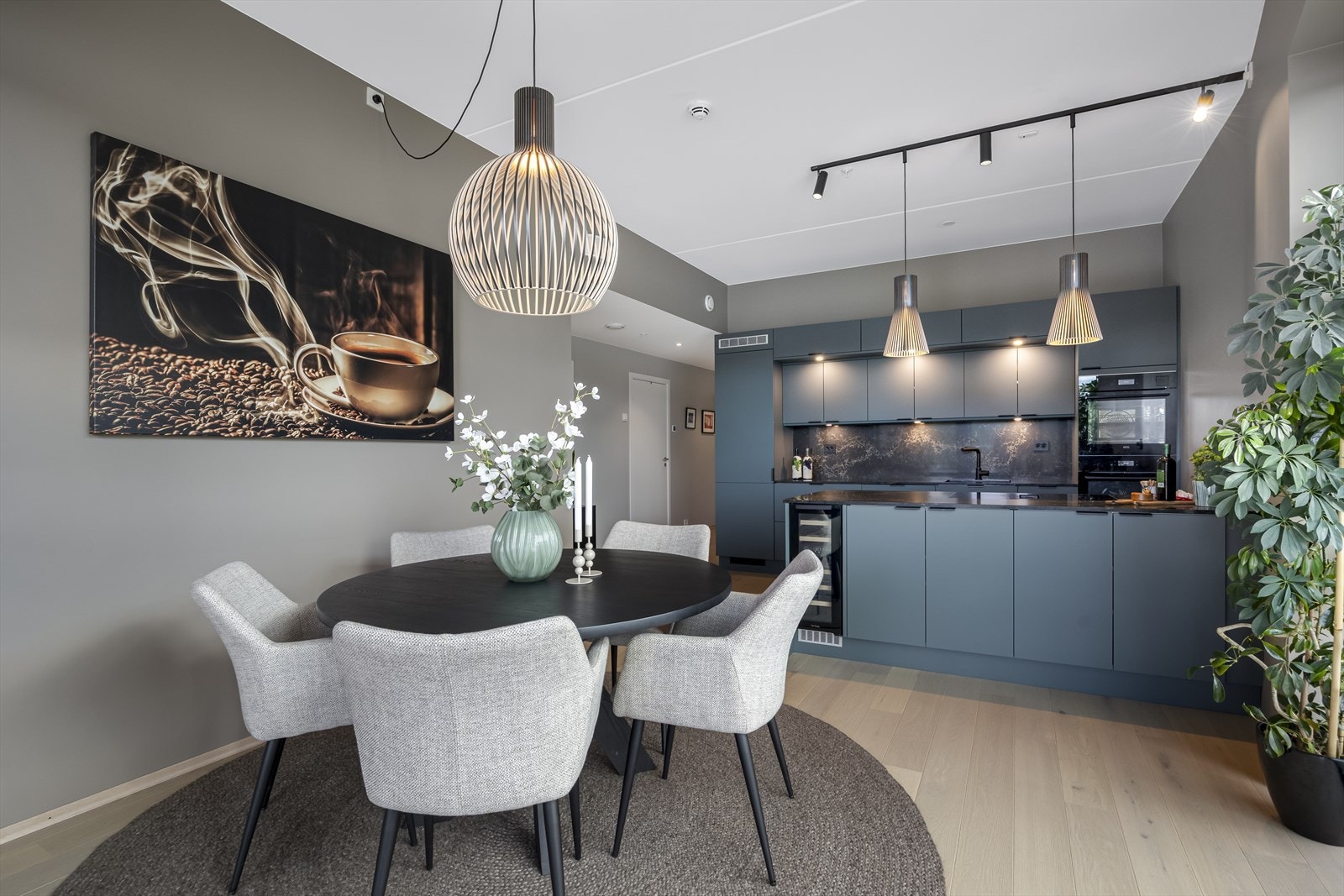 Romslig allrom med spisestue / kjøkken og god plass for sosiale sammenkomster. Galleribilde