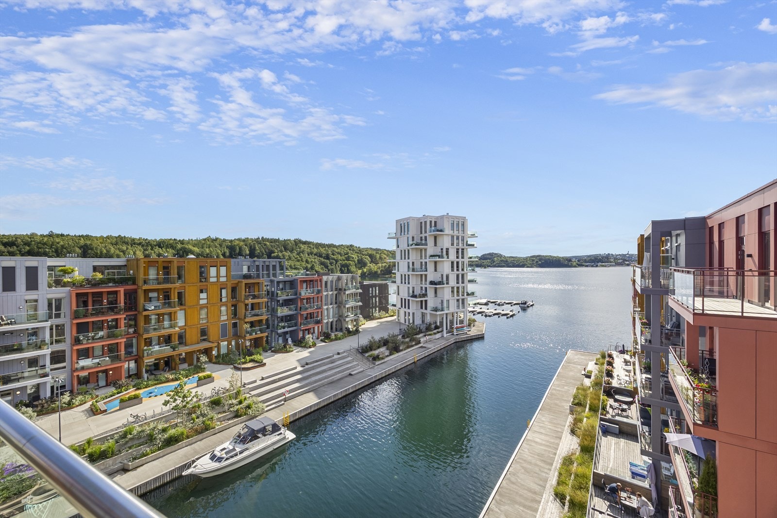 Utsikt fra stue / balkong sydvest. Galleribilde