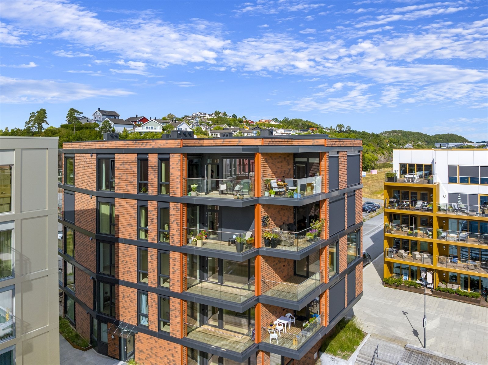 Beliggenhet i særklasse i Arendals nye bydel, Bryggebyen på Vindholmen. Beliggenheten er helt i sjøkanten med sol fra tidlig morgen til sen kveld og leiligheten har store vindusflater og mye naturlig lys. Galleribilde