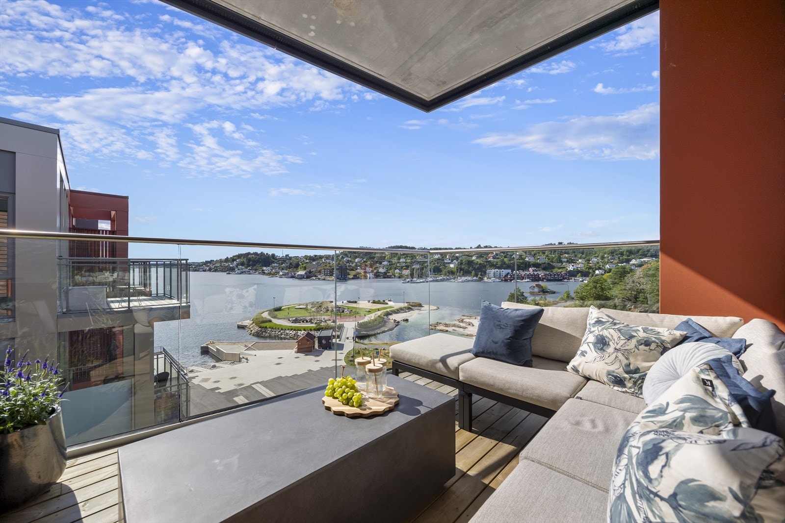 Stor, solrik balkong mot nordvest med panoramautsikt. Galleribilde