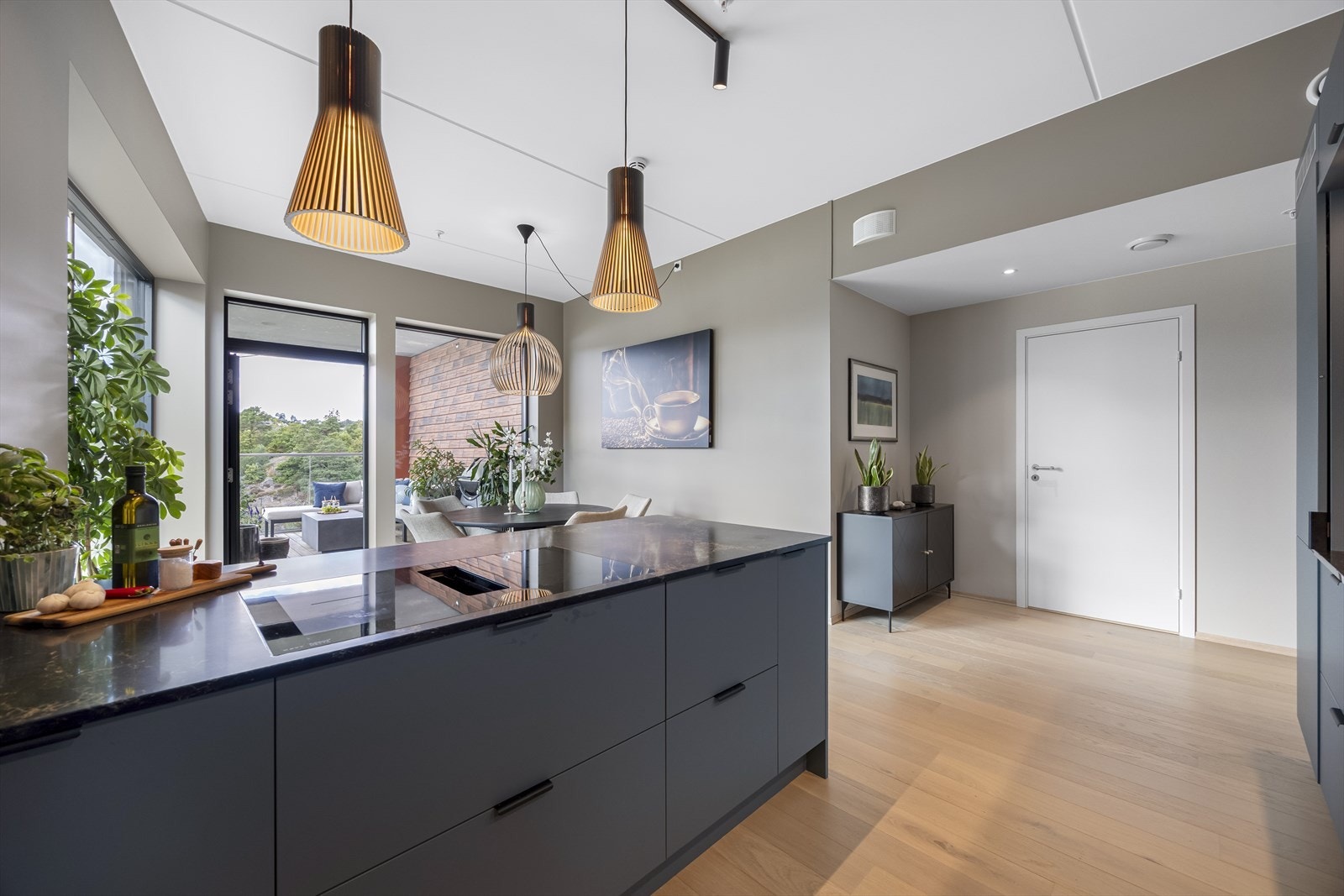 Kjøkkenet har stor, påkostet og tidsriktig innredning fra Strai med integrerte hvitevarer som inkluderer induksjonstopp, ventilator, komfyr og dampovn, helt kjøleskap og integrert vinskap. Galleribilde