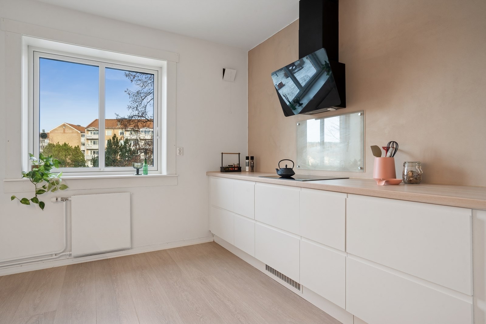 Rommet er utstyrt med kjøkkenventilator med kullfilter, vannstoppsystem og komfyrvakt. Galleribilde