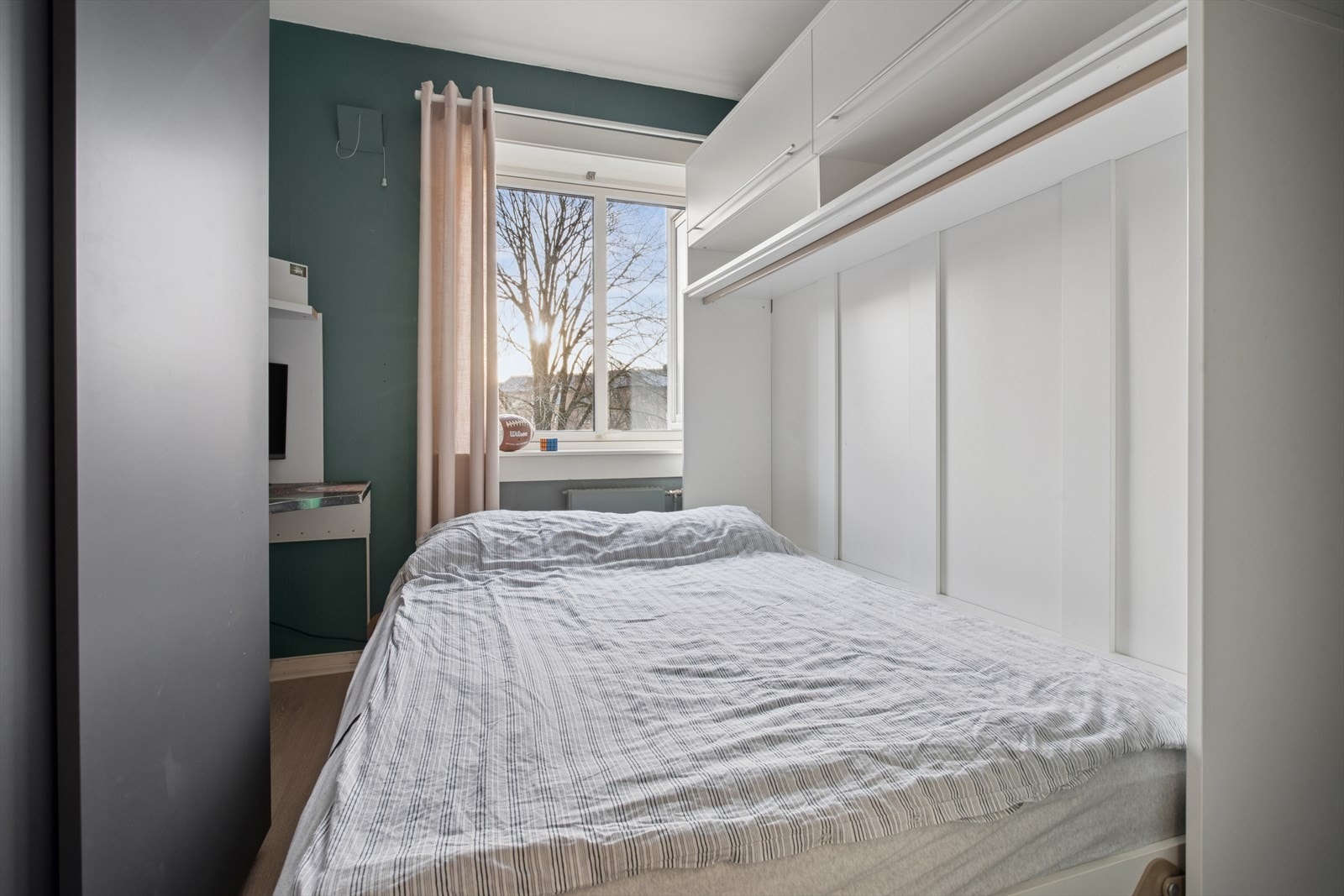 Det andre soverommet finner du ved entreen og er smart innredet med skapseng m/tilhørende skapplass for optimal utnyttelse av rommet. Galleribilde