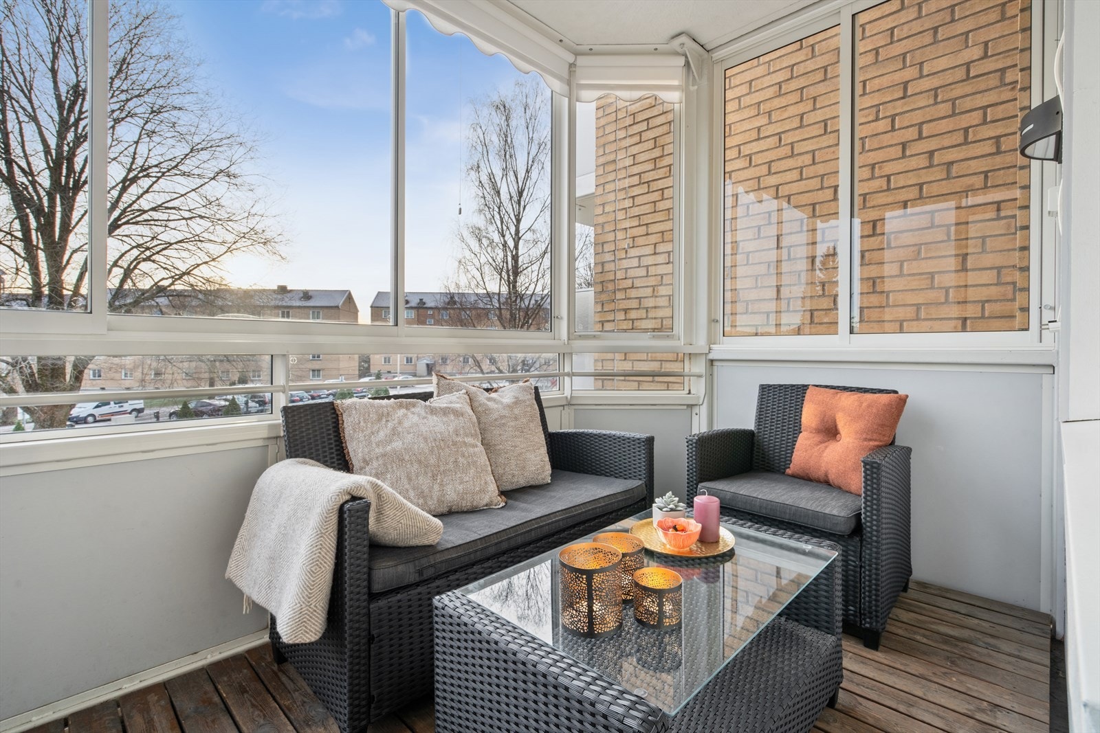 Balkongen måler 7 kvm og har plass til en sittegruppe. Galleribilde